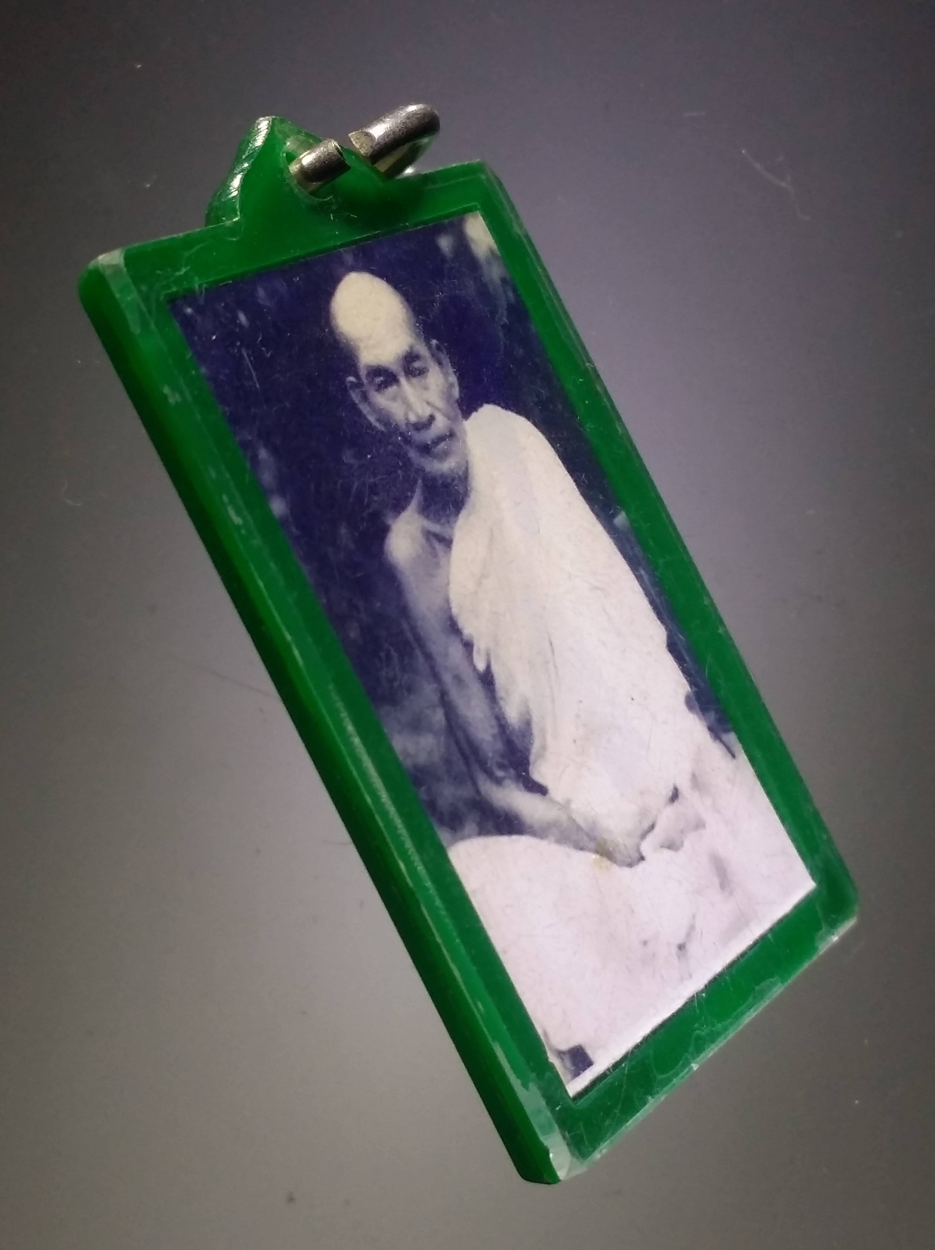 รหัสสินค้า เครื่องราง ล็อกเก็ต ภาพถ่าย 190 ภาพถ่ายหลวงพ่อเคลือบ วัดหนองกระดี่ใน อำเภอทัพทัน จังหวัดอุทัยธานี เจ้าของเดิมบอกว่า สร้างปี 2529 ผมเองก็ไม่มั่นใจเชิญครับไม่แพง