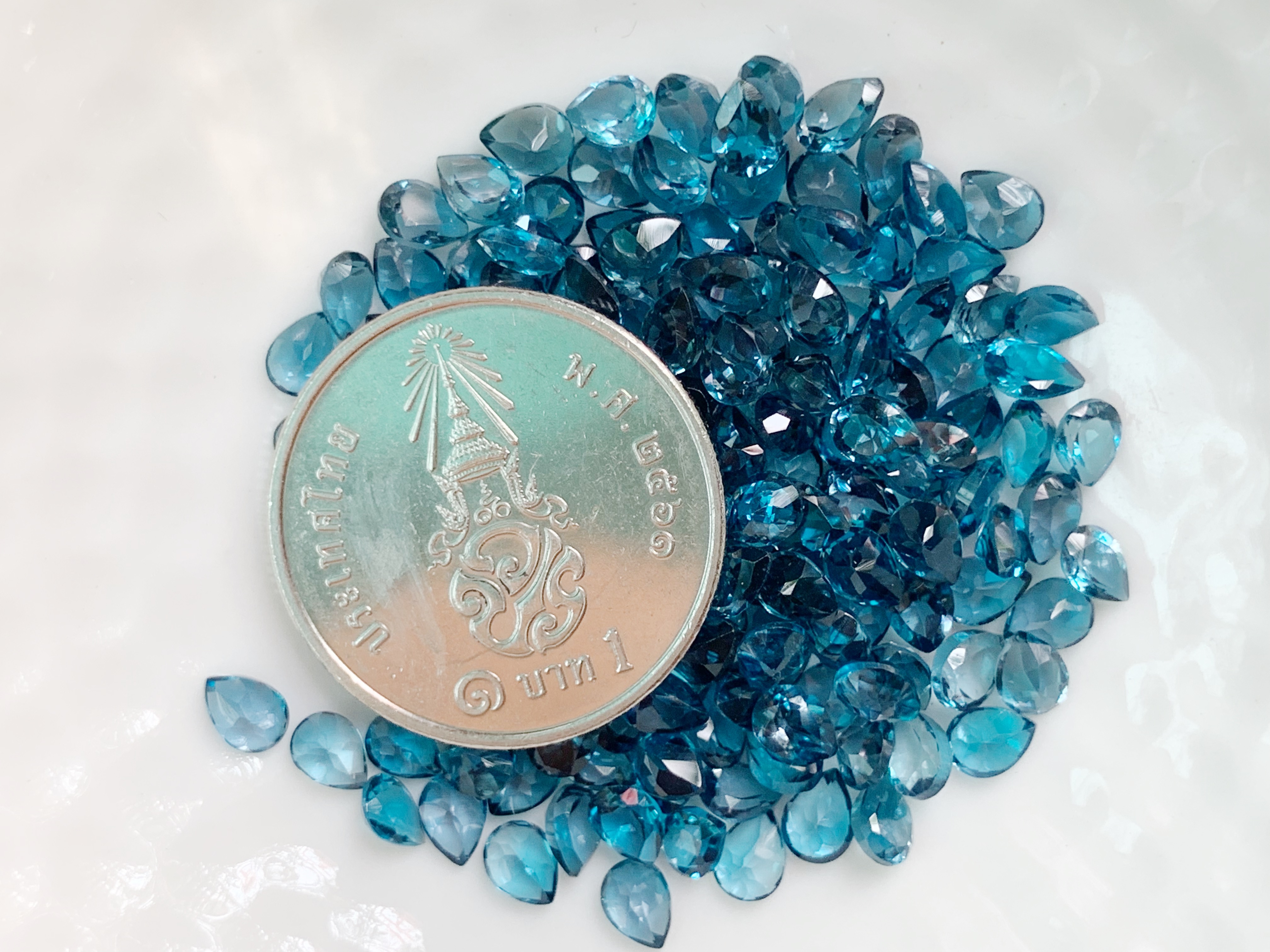 ลอนดอนบลูโทปาสหยดน้ำ 4x3 มม. 5 กะรัต