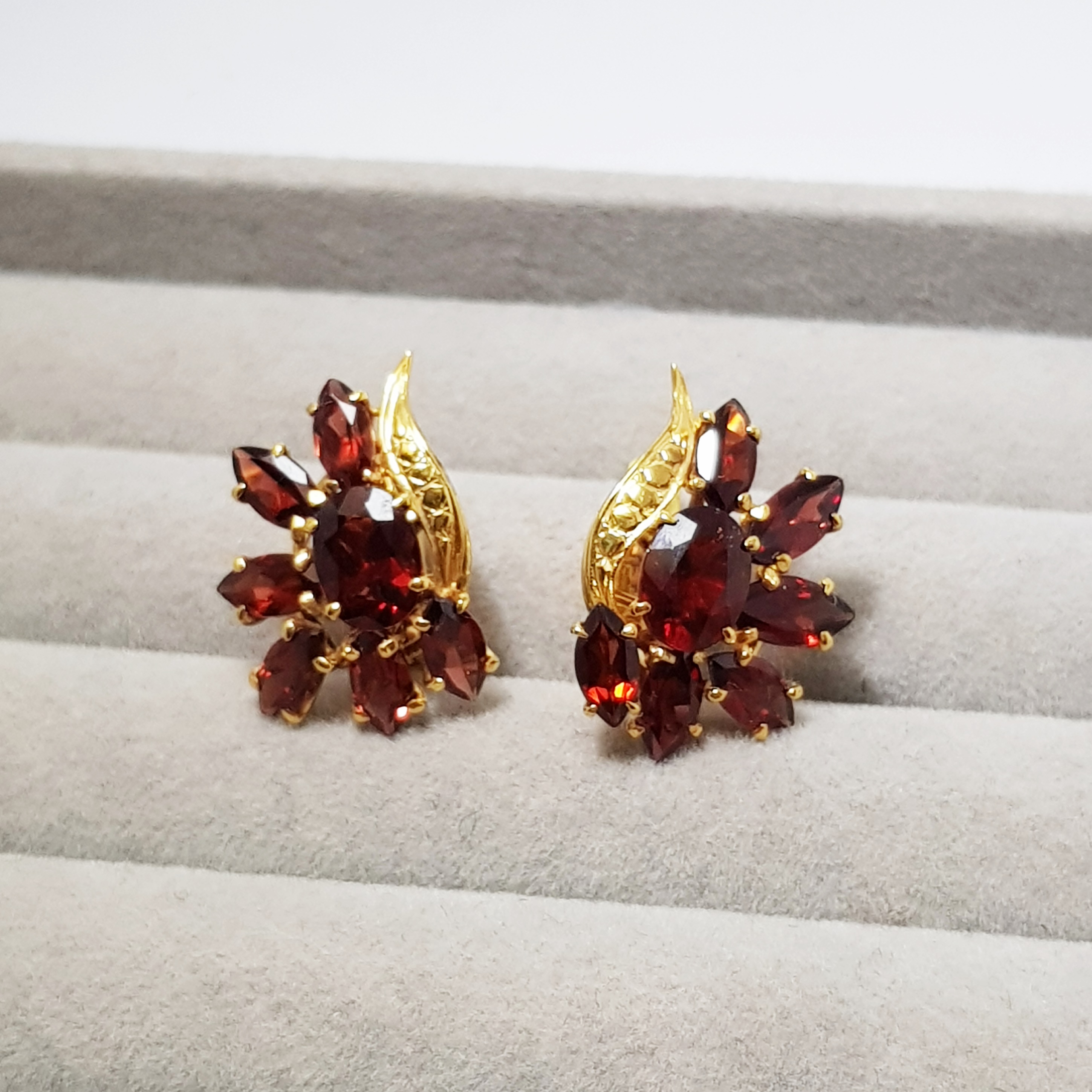 ต่างหูโกเมนลายช่อดอกไม้ **ขายแล้ว**