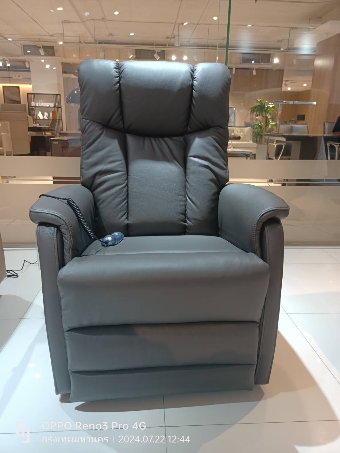 เก้าอี้พักผ่อนปรับไฟฟ้า ช่วยพยุงลุก-นั่ง Lift UP Chair หุ้มหนังแท้ผิวสัมผัส นุ่มสบายต่อการใช้งาน สำหรับผู้ที่มีปัญหาปวดหลัง ผู้สูงอายุ ผู้ป่วยหลังผ่าตัด ผู้ป่วยในระยะพักฟื้นหรือผู้ที่กำลังตั้งครรภ์ ช่วยพยุงตัวในการยืน (BEST SELLER)