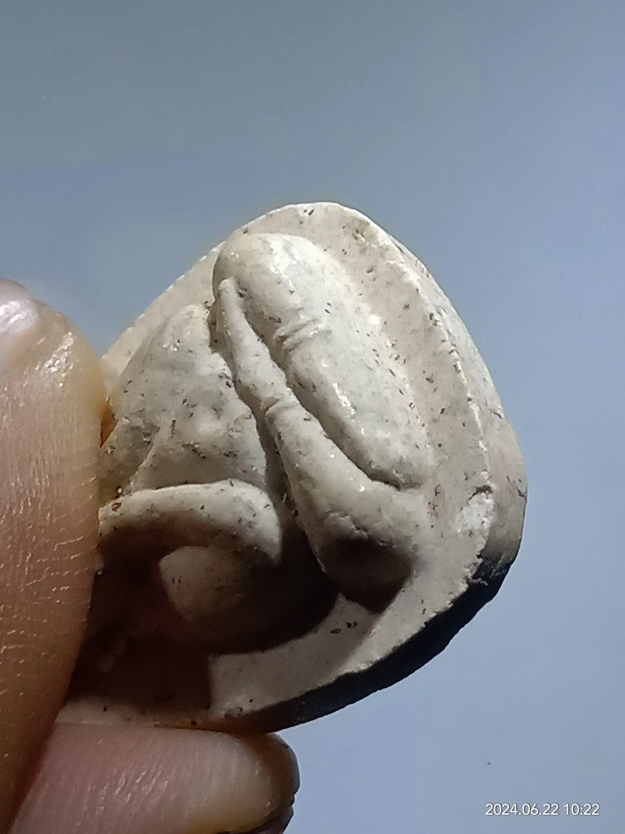 รหัสสินค้า พระเนื้อดิน เนื้อผง เนื้อว่าน 071 พระปิดตาเนื้อผง รุ่นปลดหนี้ วัดเกาะแก้วอรุณคาม จังหวัดสระบุรีพระมีรอยกระเทาะ ขอบด้านล่าง มีรอยสะกิด หลายจุดหลายตำแหน่ง พิจารณาก่อนเช่าบูชานะครับ