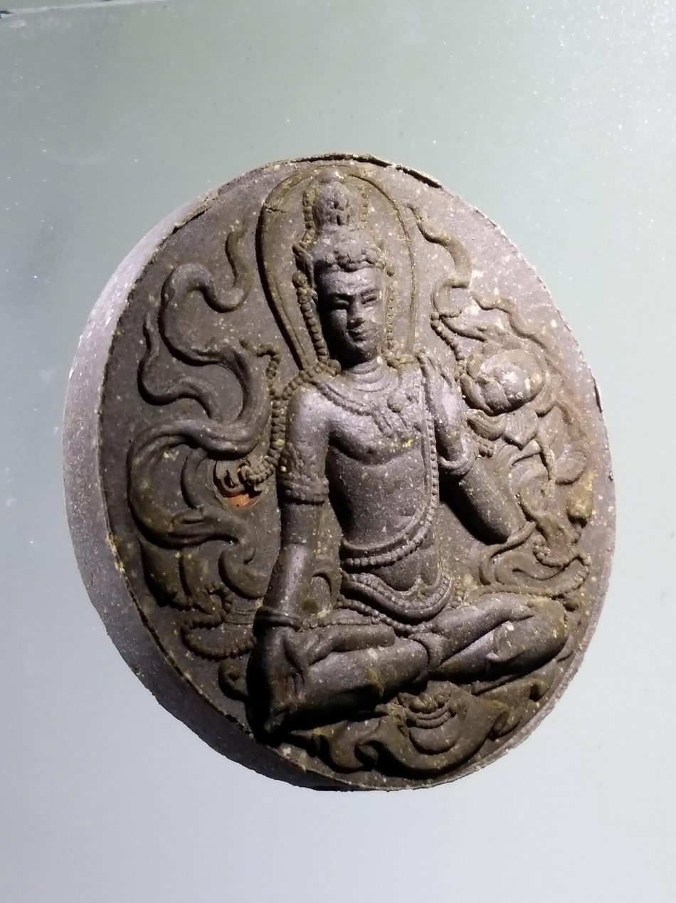 รหัสสินค้า จตุคามรามเทพ 975 พระเทวราชโพธิสัตว์จตุคามรามเทพ รุ่นมหาจักรพรรดิศรีวิชัยสุวรรณภูมิ เนื้อว่านกากยายักษ์ หมายเลข ๑๘