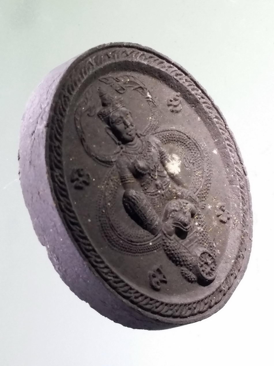 รหัสสินค้า จตุคามรามเทพ 744 ท้าวจตุคามรามเทพ เนื้อว่านกากยายักษ์โรยผงตะไบ ฝังแร่มวลสาร ไม่ทราบรุ่น ไม่มีกล่อง Code Laser เงิน