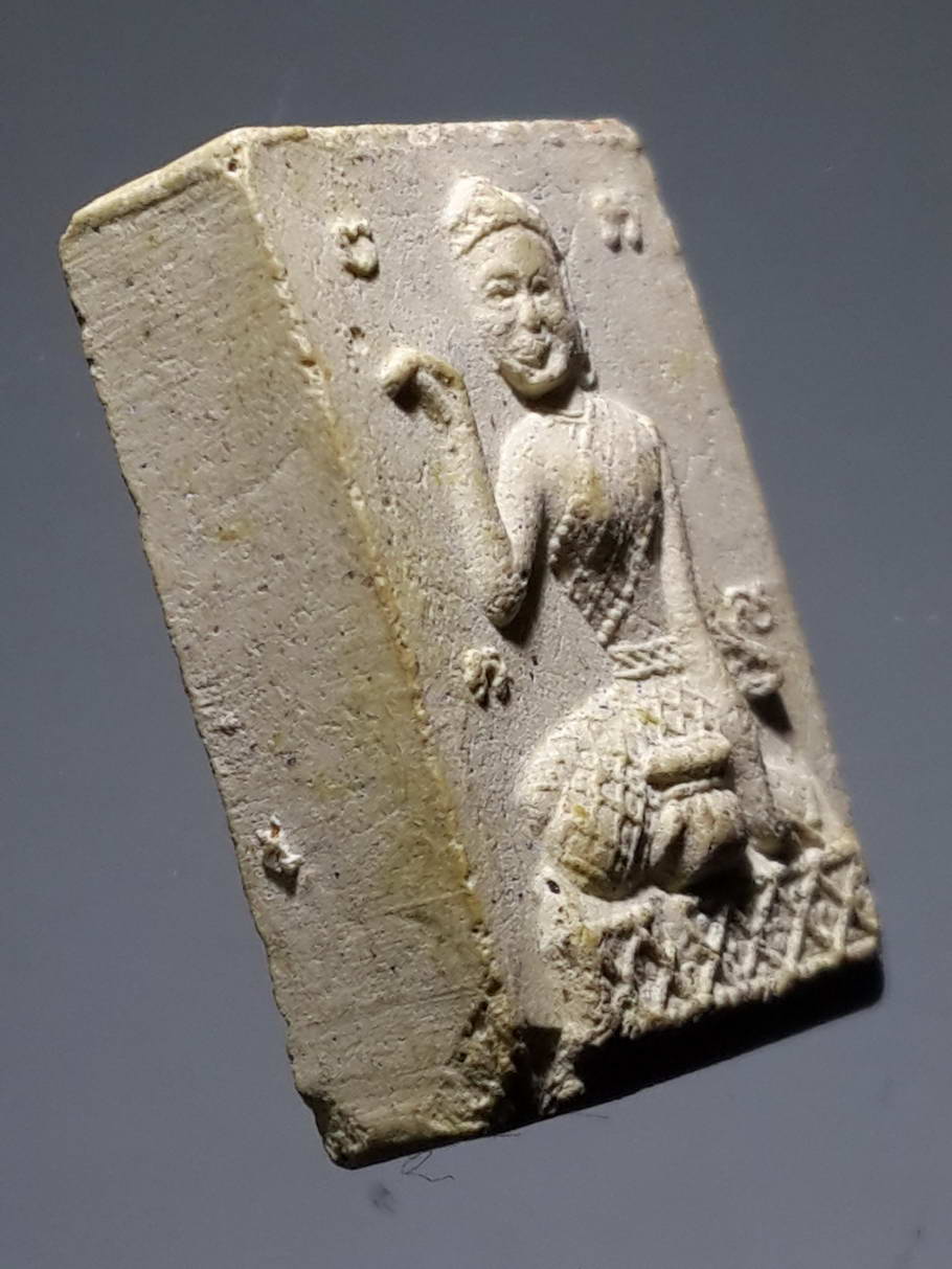 รหัสสินค้า พระไม่ทราบที่ 401 แม่นางกวักเนื้อผงหลังยันต์พระฉิมพลี ไม่ทราบที่