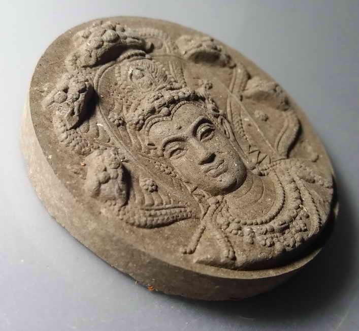 รหัสสินค้า พระมีกล่อง 048 พระเทวราชโพธิสัตว์จตุคามรามเทพ รุ่นราชันย์ดำ เนื้อไม้เทพทาโร ผสมมวลสาร ศักดิ์สิทธิ์ พิธีมหาพุทธาภิเษกจักรพรรดิ - เทวาภิเษกณ ณ.มณฑลพิธีศักดิ์สิทธิ์ศาลหลักเมืองนครศรีธรรมราช สร้างปี 2550 พระรายการนี้ให้เช่าบูชาเเล้ว