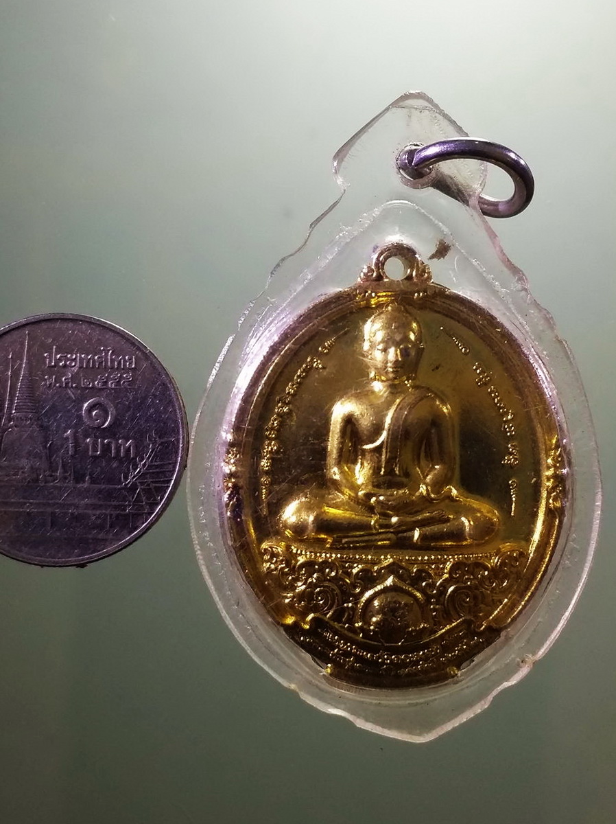 รหัสสินค้า เหรียญพระพุทธ 4107 เหรียญทองฝาบาตร พระแก้วดอนเต้า พระแก้วมรกต รุ่นมหาบารมี โชคดีมีสุข พิธีมหาพุทธาภิเษก วัดพระแก้วดอนเต้าสุชาดาราม จังหวัดลำปาง สร้างปี 2557 เป็นอีกเหรียญหนึ่ง เพิ่งออกแบบได้สวยงาม พระเกจิสายลำปาง และสายเหนือปลุกเสก กันมากมาย