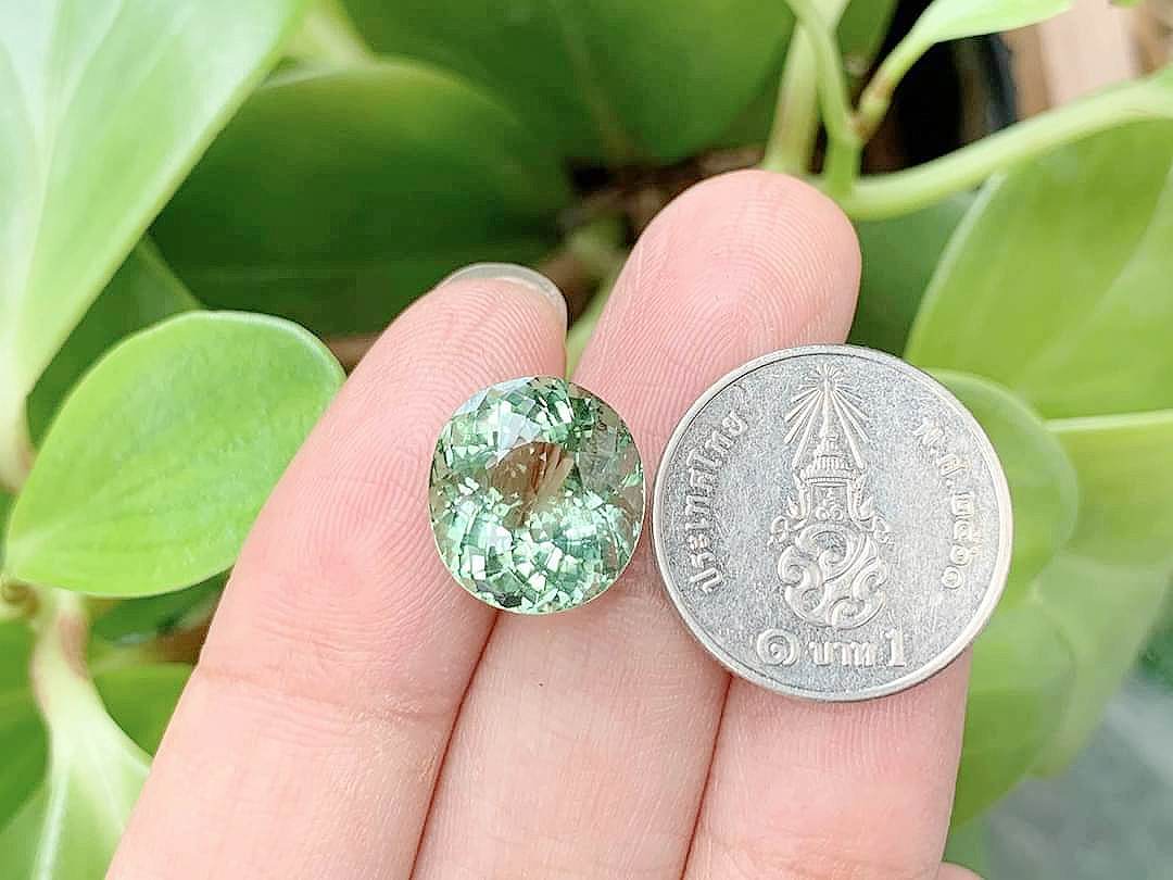 พลอยทัวมาลีนไข่ สีเขียวมิ้นท์ 8.26 กะรัต 1 เม็ด