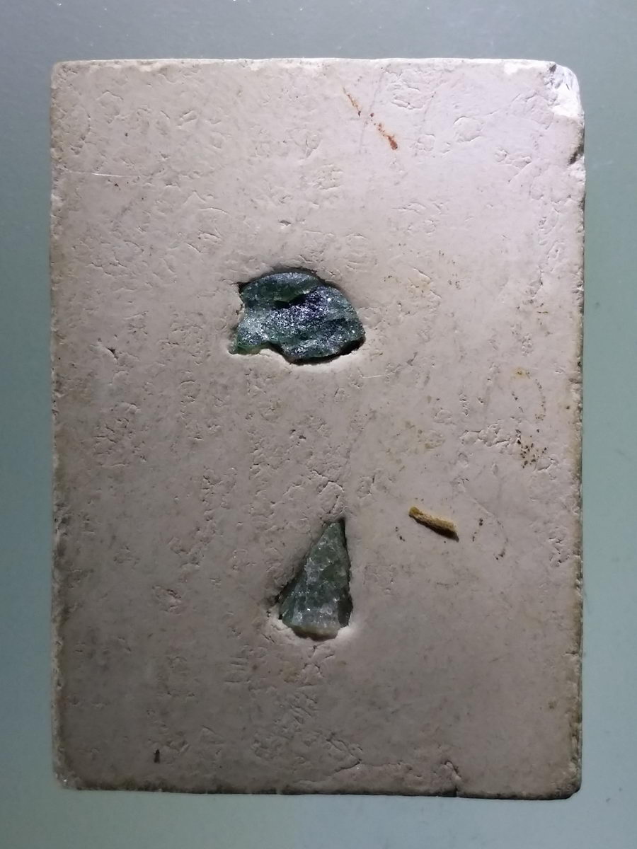 Antig Pim 084 เทพฮินดู เพศหญิง เนื้อผงทาทองบรอนซ์ หลัง ฝังแร่รัตนชาติ สีเขียวคล้ายมรกต ไม่ทราบสำนัก