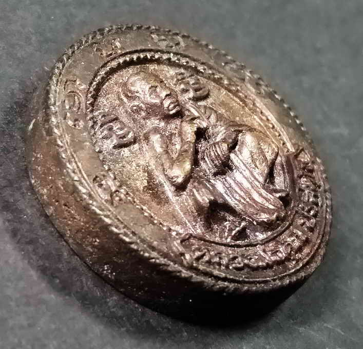 รหัสสินค้า นครราชสีมา 073 เหรียญหล่อเนื้อนวะโลหะ หลังนาคปรก หลวงพ่อคูณ วัดบ้านไร่รุ่นเสาร์ 5 คูณทรัพย์แสนล้าน สร้างปี 2539