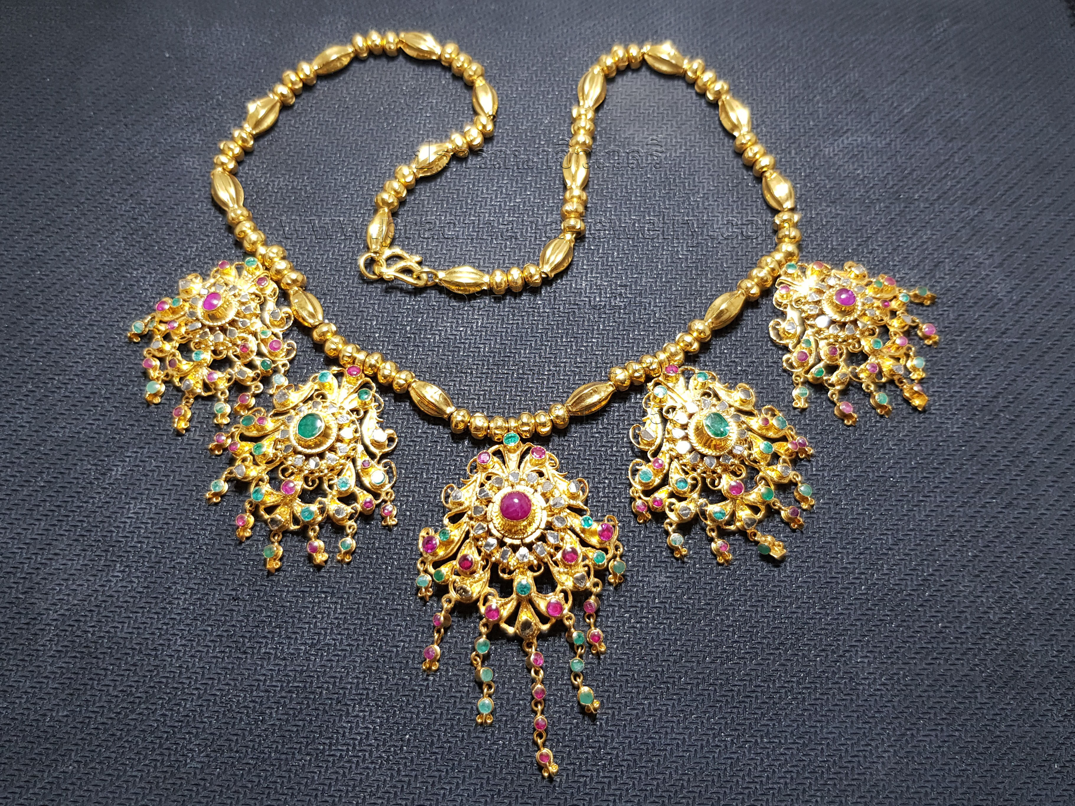 สร้อยคออุบะห้าช่อสามสี