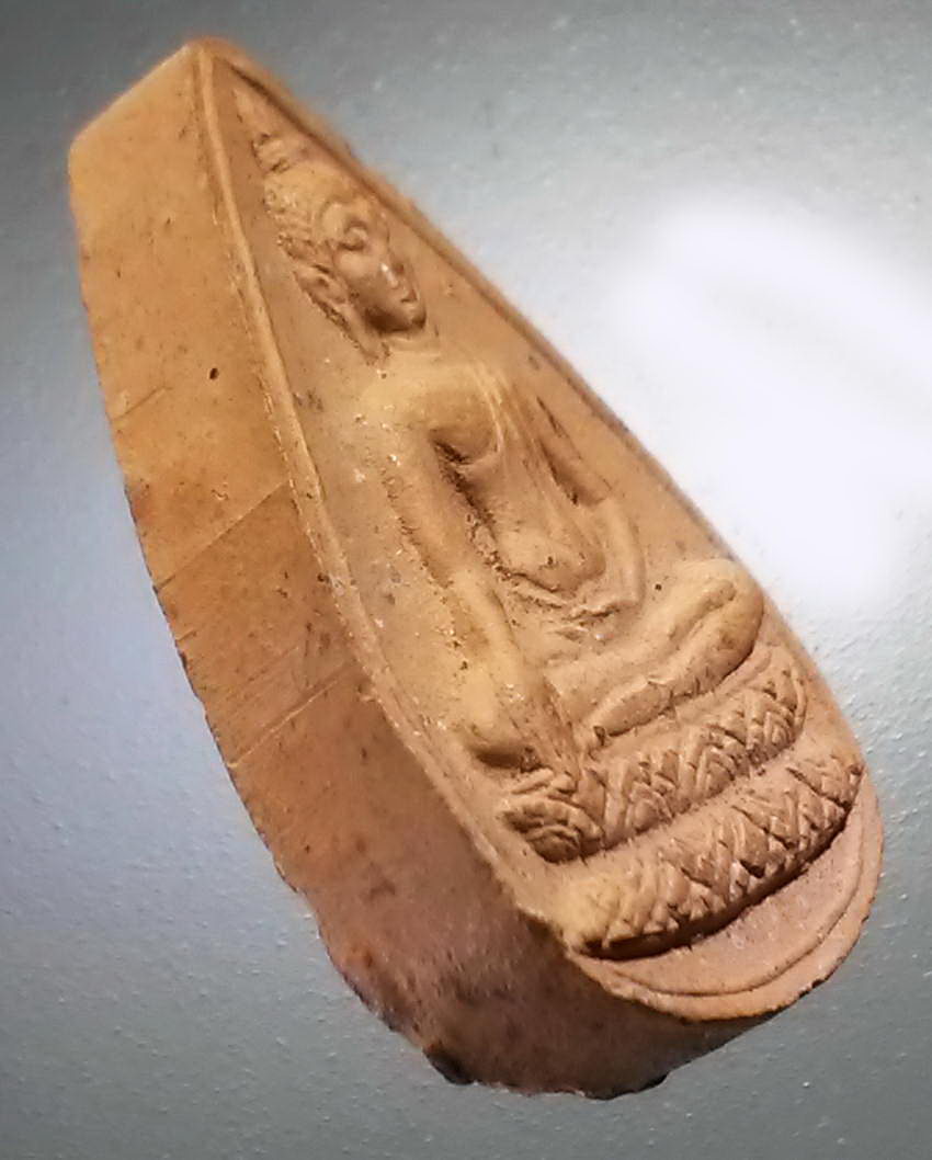 รหัสสินค้า พระไม่ทราบที่ 521 พระนางพญาเนื้อดินเผา หลังยันต์นะ ไม่ทราบที่