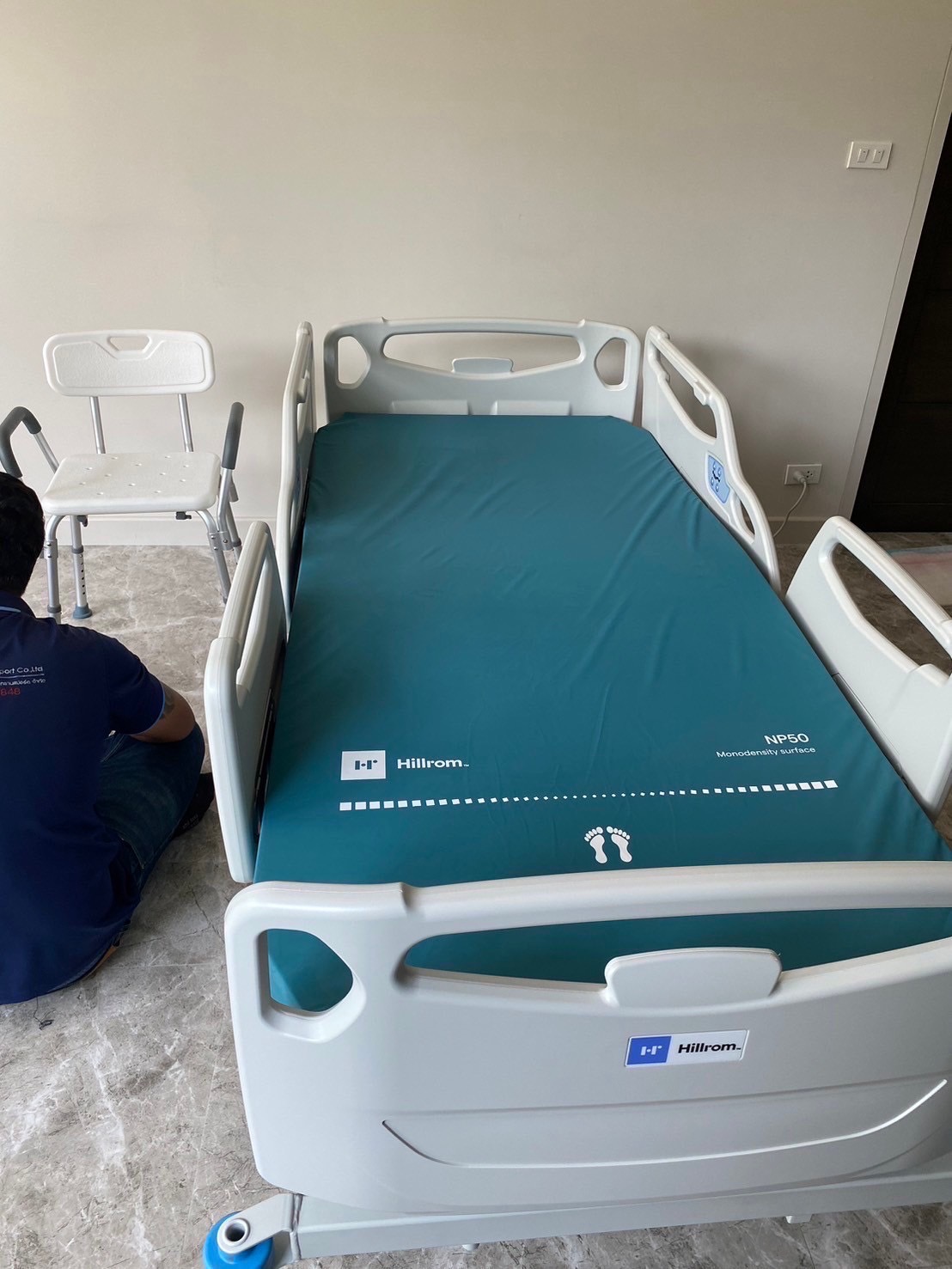 ชุดสุดคุ้ม E เตียงผู้ป่วยปรับระดับไฟฟ้า 5 ฟังก์ชั่น Hill-Rom รุ่น Centuris Type C แบบราวกั้นปีกนกยาว + ฟูก Hill-Rom NP50 แบรนด์จากประเทศสหรัฐอเมริกา + แถมพิเศษ หมอน + ผ้าปูที่นอน + ผ้ายาง + เก้าอี้นั่งอาบน้ำ + ไม้เท้า รับประกัน 1 ปี (รุ่นขายดี)