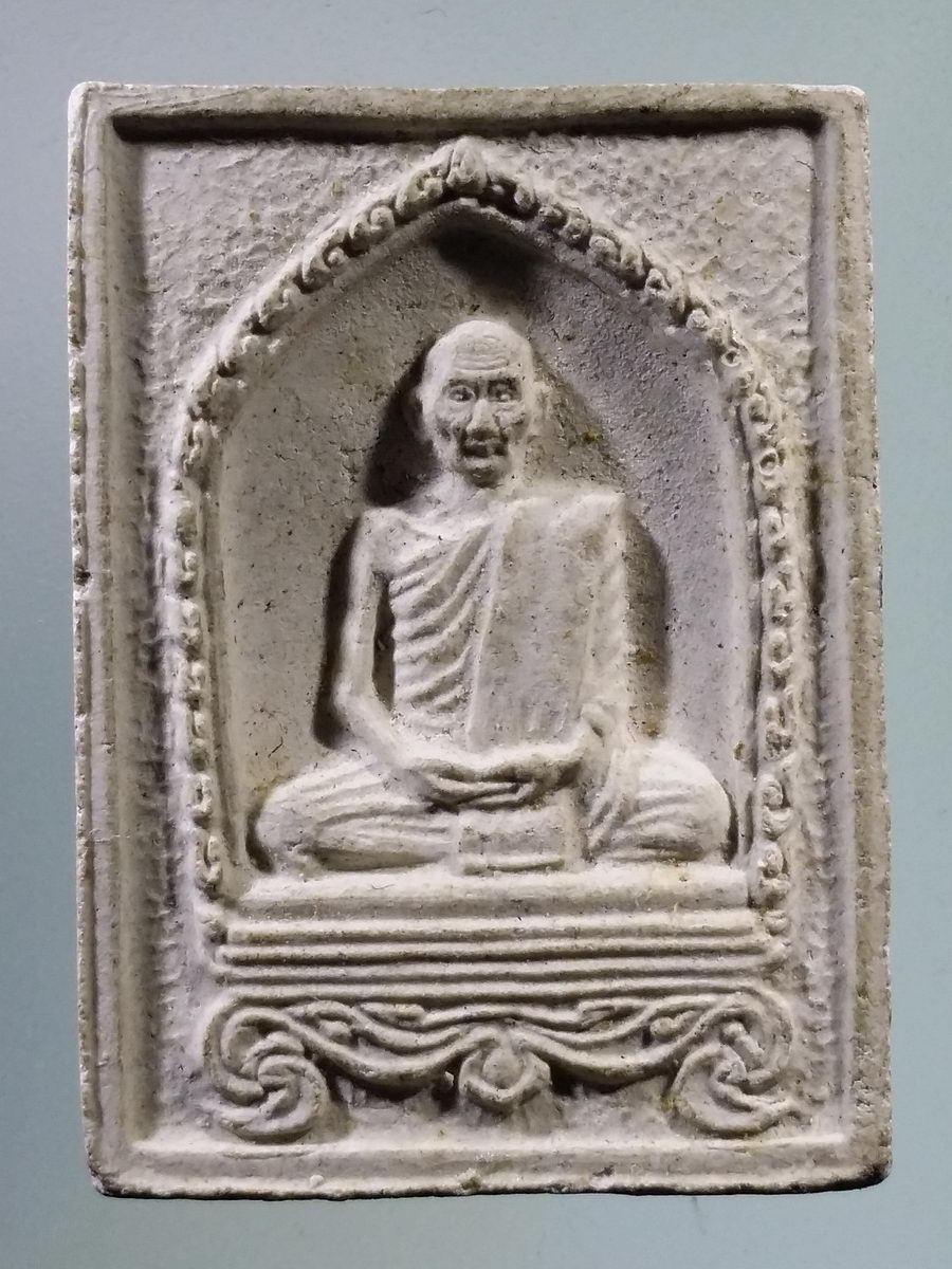 รหัสสินค้า พระเนื้อดิน เนื้อผง เนื้อว่าน 8922 พระผง รูปเหมือน หลวงปู่คำพันธ์ โฆสปัญโญ วัดธาตุมหาชัย อำเภอปลาปาก จังหวัดนครพนม ไม่ทราบปีที่สร้าง