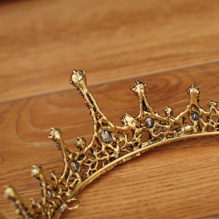 As1144- มงกุฎเพชรตัวเรือนสีทองรมดำสวยทรงเสน่ห์ แต่งเพชรขาวด้านและเพชรวาวที่ส่วนบนสุด ขนาดรองใหญ่สวยหรูดูสง่างามไม่เหมือนใคร สวยเหมือนแบบใช้ได้ตั้งแต่เด็กเล็ก5ขวบ-เด็กโตหรือผู้ใหญ่