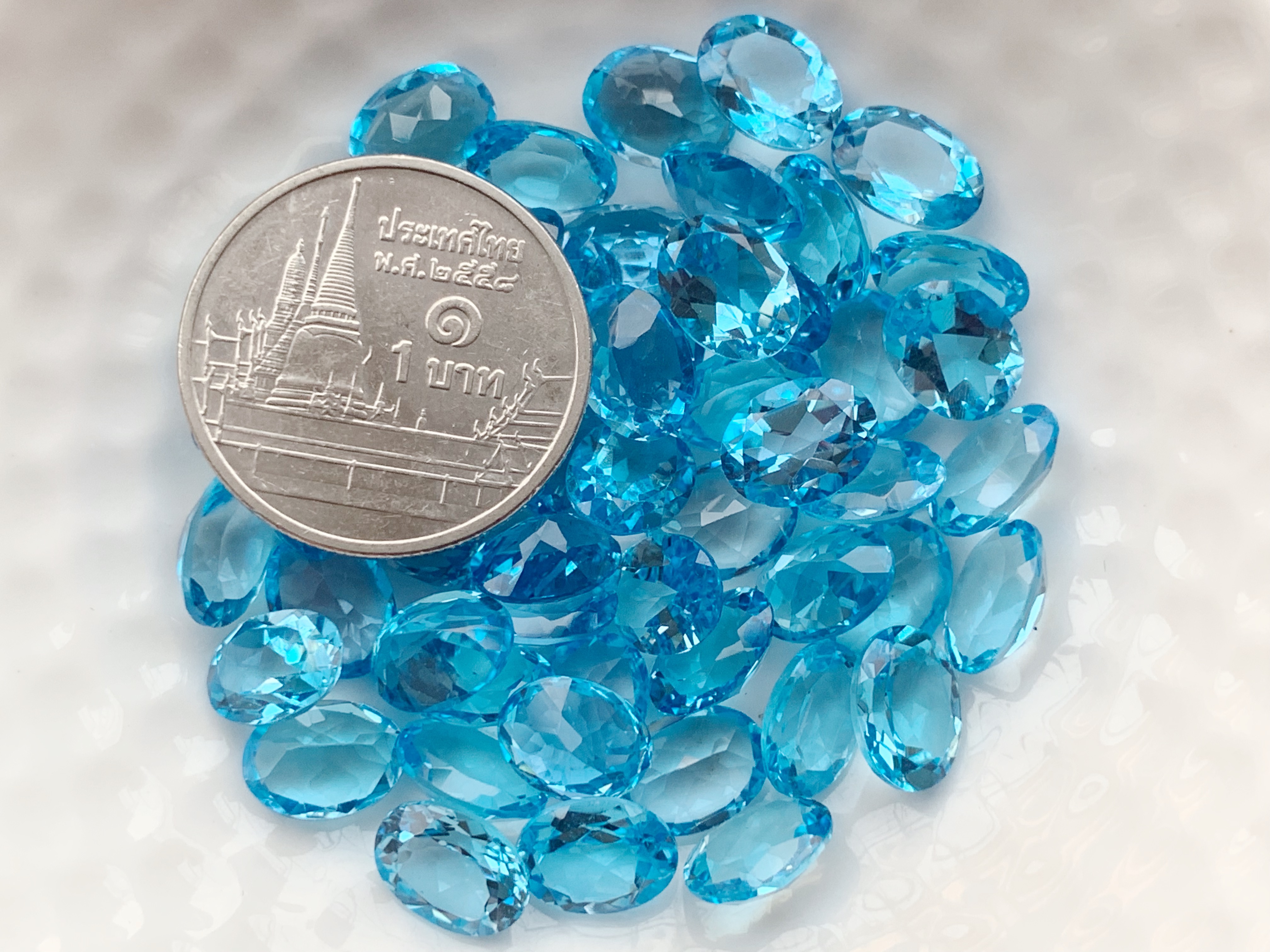 บลูโทปาสไข่ 8X6 มม. 5 กะรัต