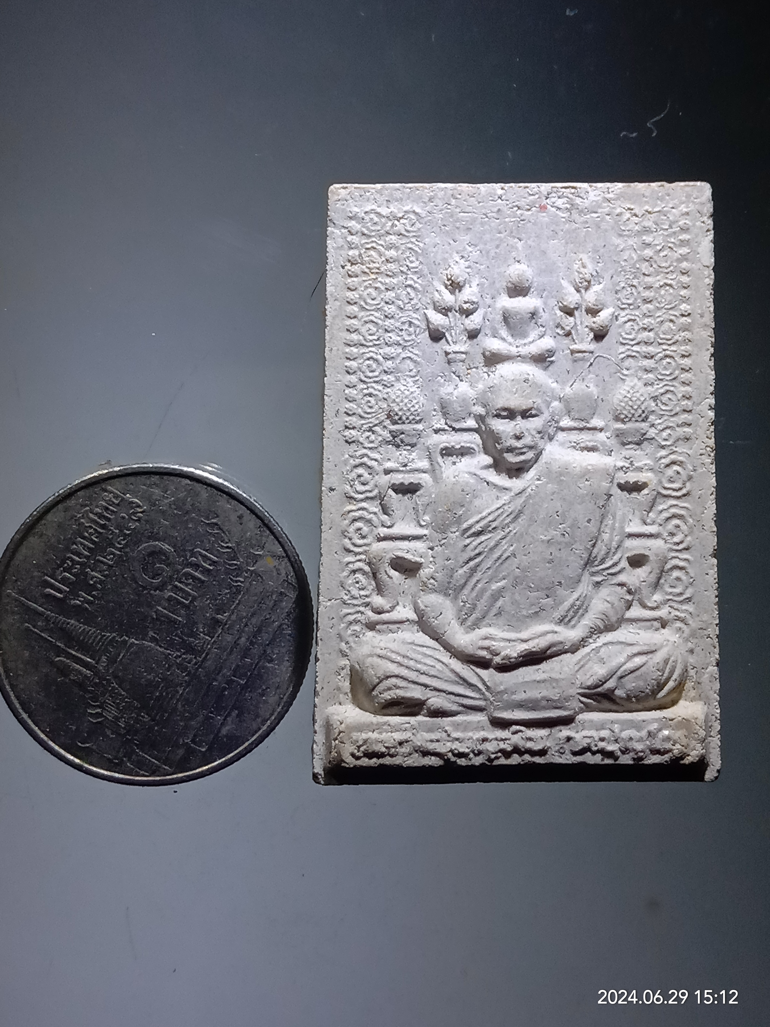 รหัสสินค้า พระเนื้อดิน เนื้อผง เนื้อว่าน 339 พระผงโต๊ะหมู่บูชา ฉายาทางพระ กตปุญโญ ไม่รู้หลวงพ่ออะไร ชื่อวัดด้านหลัง ก็อ่านไม่ออก เนื่องจากกดพิมพ์มาไม่ชัดครับ