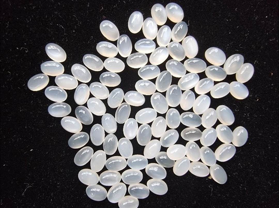 มูนสโตนไข่หลังเบี้ย 6x4 mm. 5 กะรัต