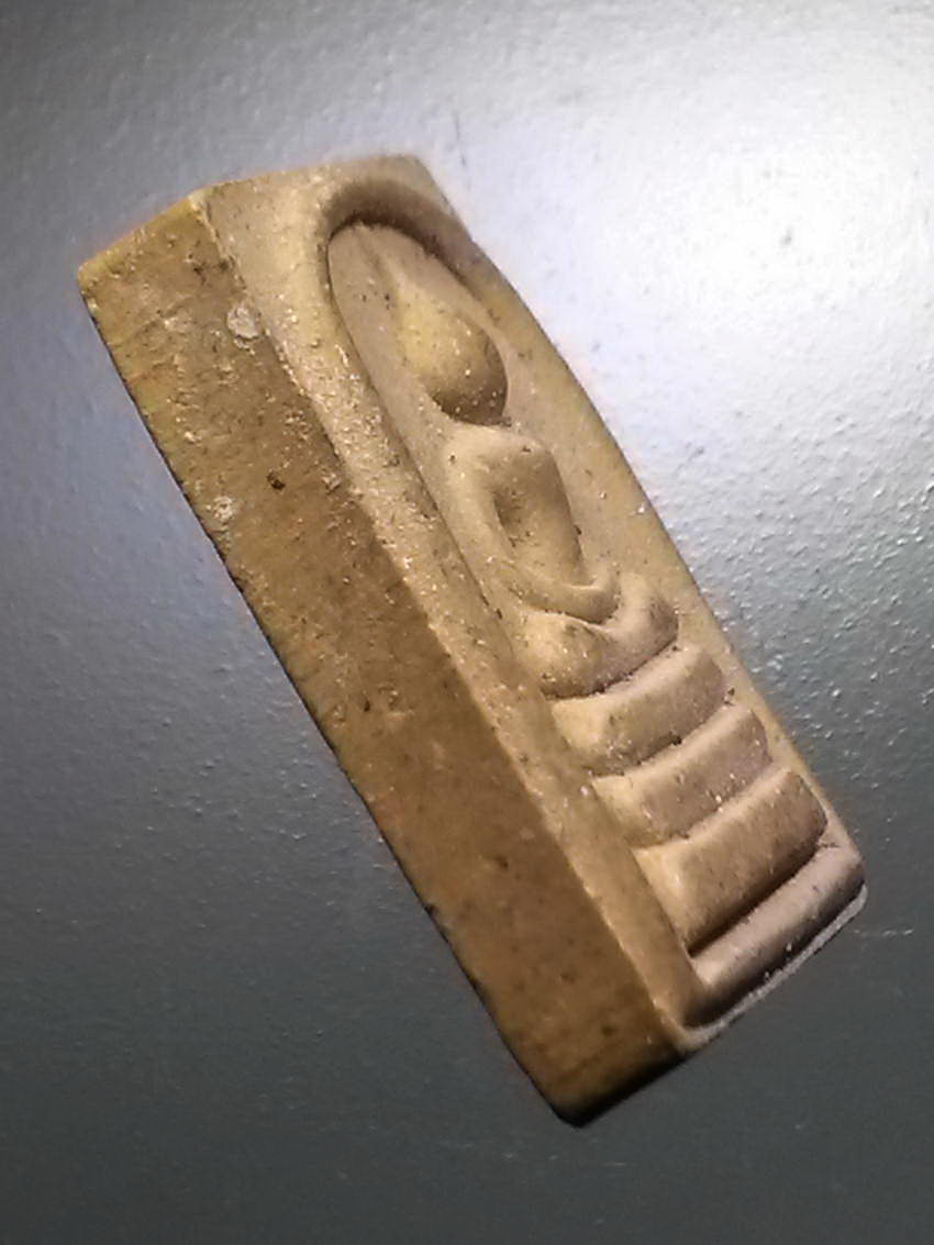 รหัสสินค้า พระไม่ทราบที่ 508 พระสมเด็จเนื้อผง พิมพ์คะแนน หลังตราระฆัง มียันต์อุนาโลม ไม่ทราบที่