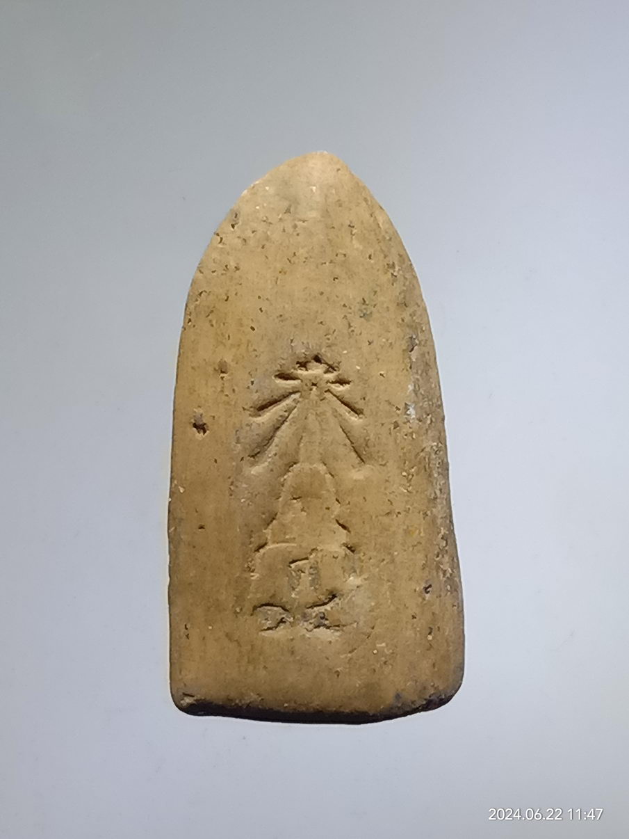 รหัสสินค้า พระเนื้อดิน เนื้อผง เนื้อว่าน 107 พระรอด เนื้อดินเผา วัดมหาวัน ลำพูน สู่ศตวรรษที่ 14 จัดสร้างปี 2539 พระสภาพสวยมาก หน้าตาจมูกปากติด ชัดเจน ประกวดติดที่ 1 แน่นอน งดต่อราคาครับ บอกก่อนนะครับ ต่อราคาเราไม่ขาย