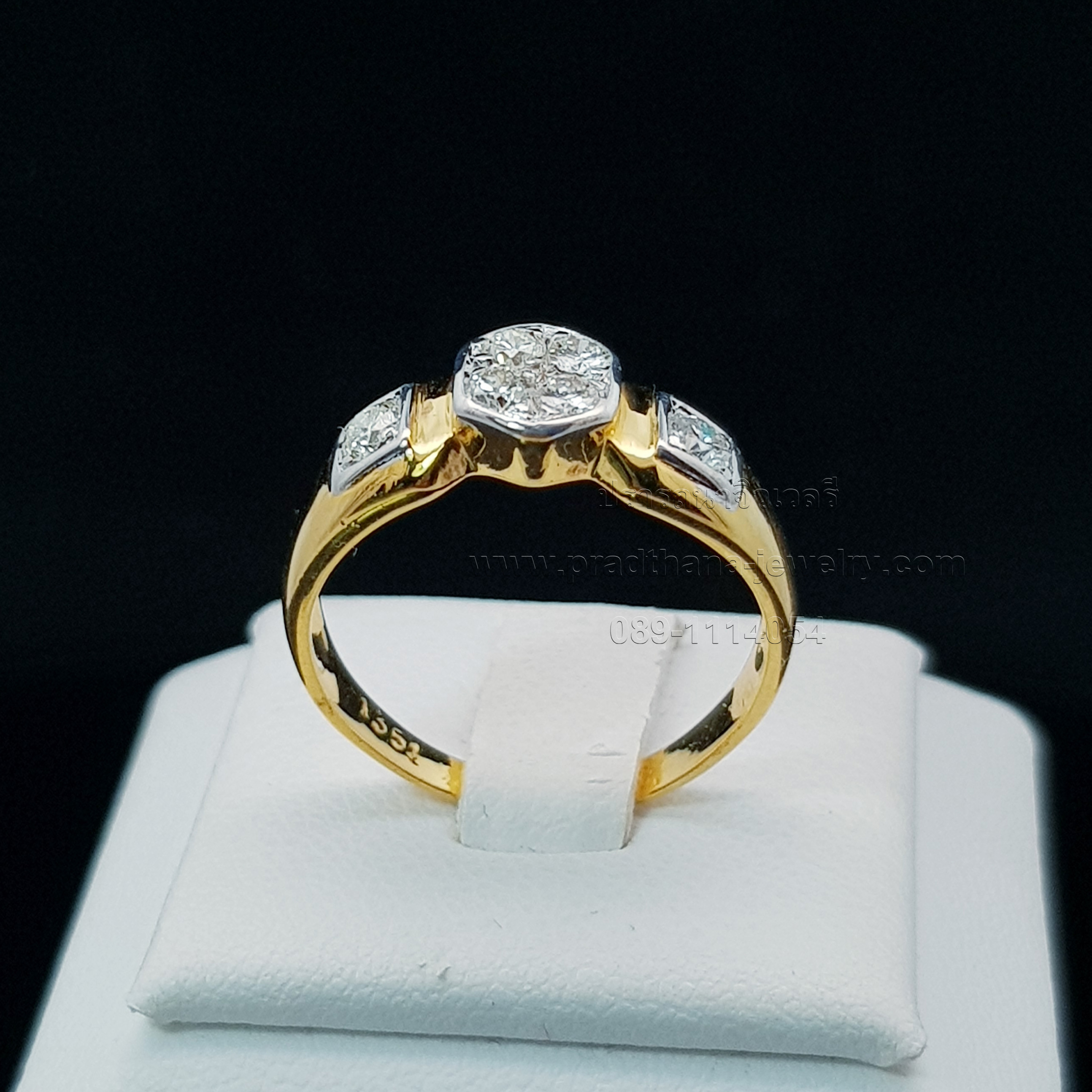 แหวนเพชรกระจุกกลางบ่าเพชร