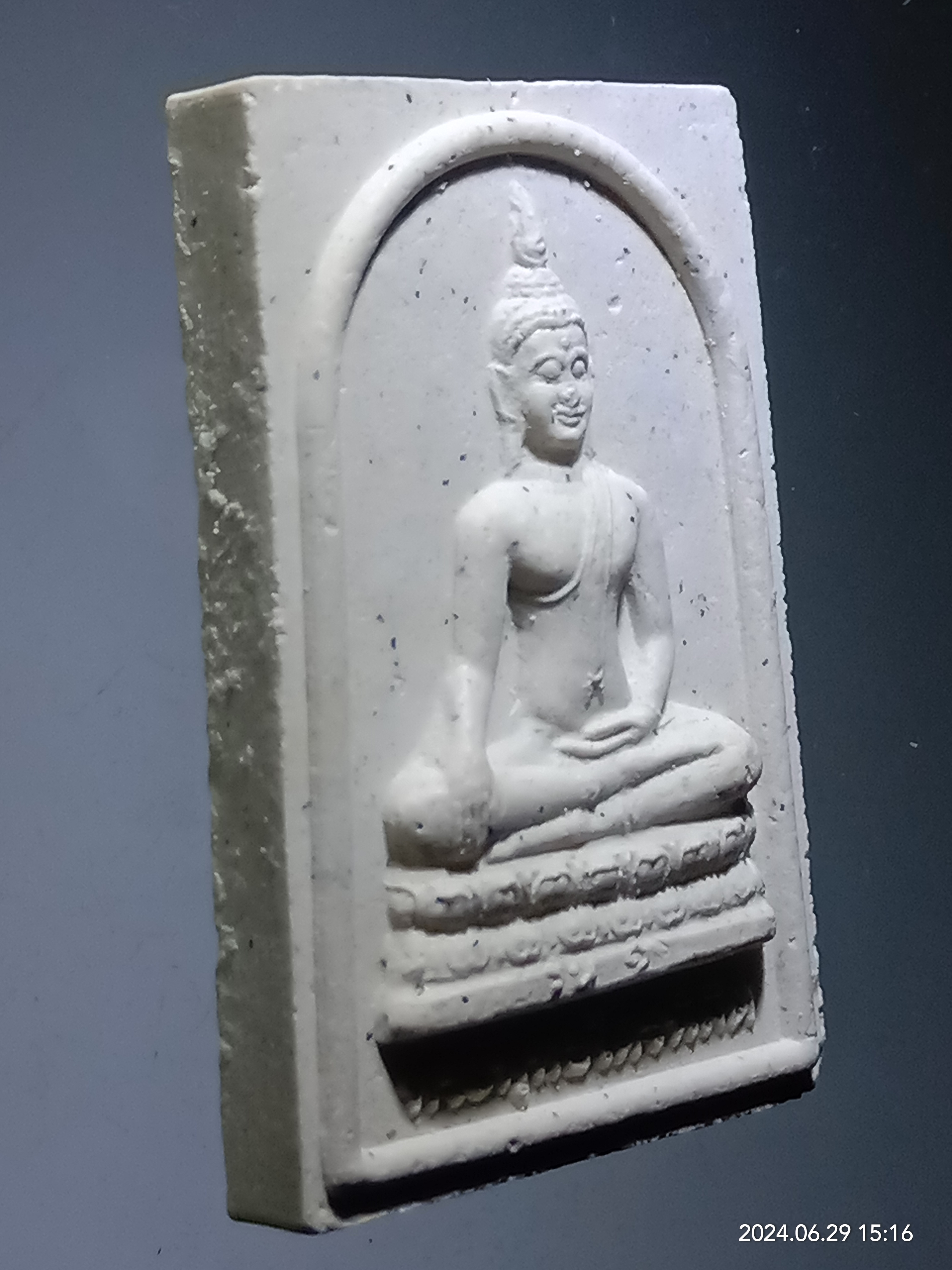 รหัสสินค้า พระเนื้อดิน เนื้อผง เนื้อว่าน 365 พระพุทธไตรนิมิตร วัดท่าปุย อำเภอสามเงา จังหวัดตาก หลังรอยพระพุทธบาท