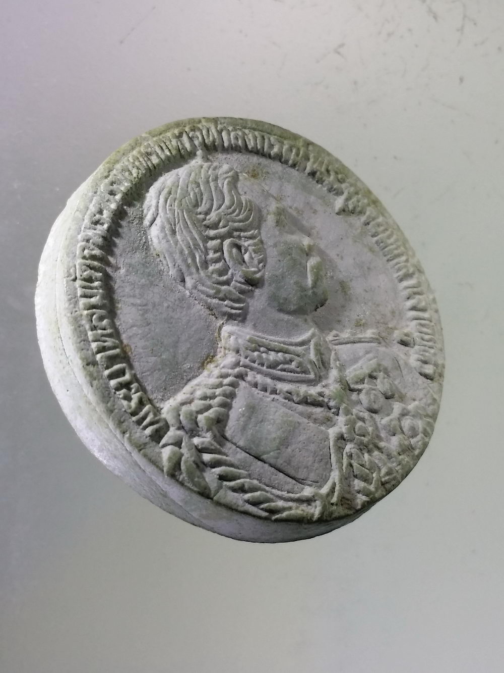 Antig Pim 249 พระผงจันทร์ลอยผสมผงหยก พระบาทสมเด็จพระปรมินทรมหาจุฬาลงกรณ์พระจุลจอมเกล้าเจ้าอยู่หัวรัชกาลที่ 5 รุ่นอนุสรณ์สถานแห่งชาติ สร้างปี 2537