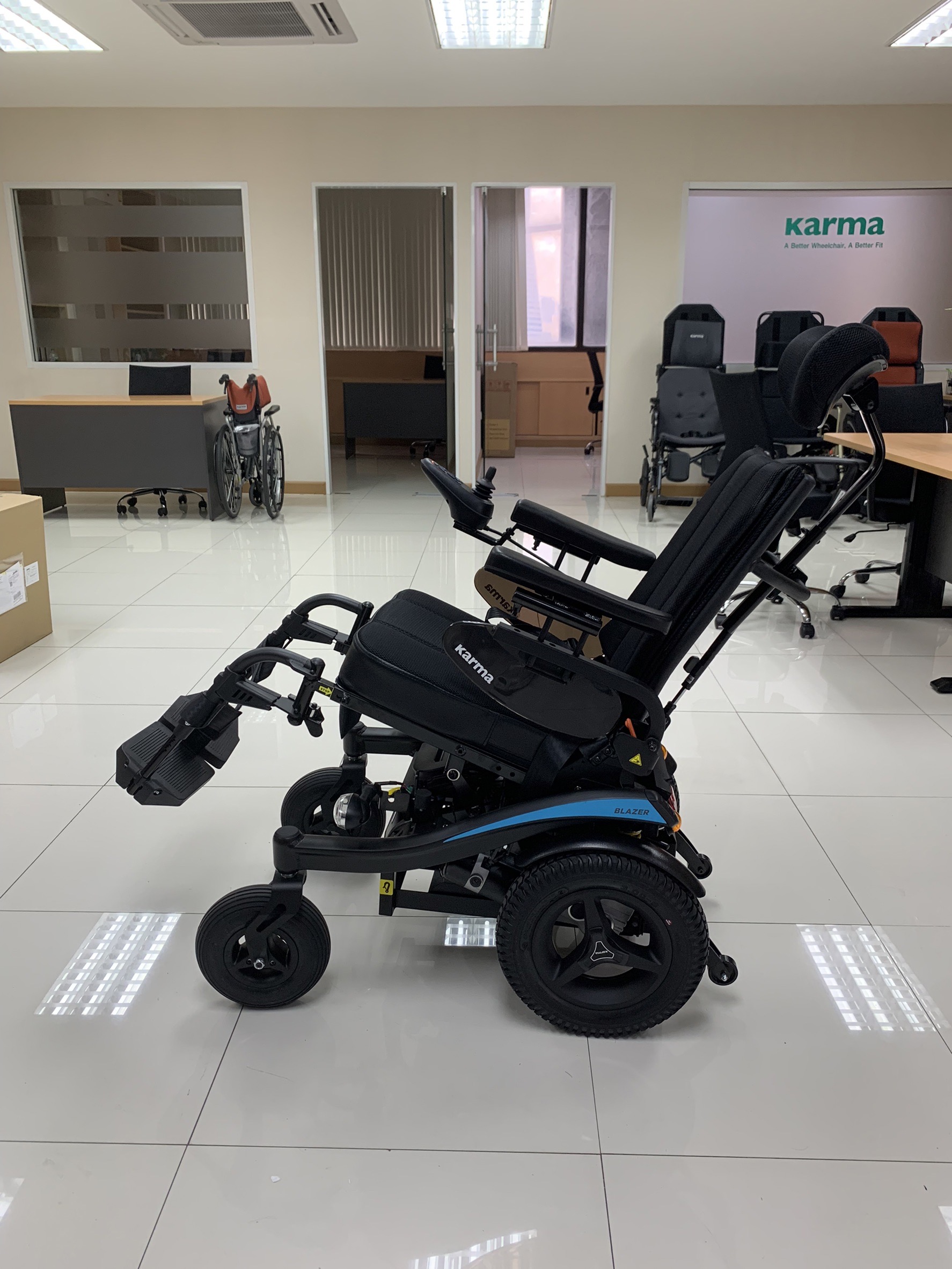 รถเข็นไฟฟ้าคาร์ม่า KARMA รุ่น Blazer Sling พนักพิงหลังปรับเอนได้ พนักพิงศรีษะปรับระดับได้ ของแท้ รับประกันศูนย์ไทย 5 ปี (รุ่นยอดนิยม)