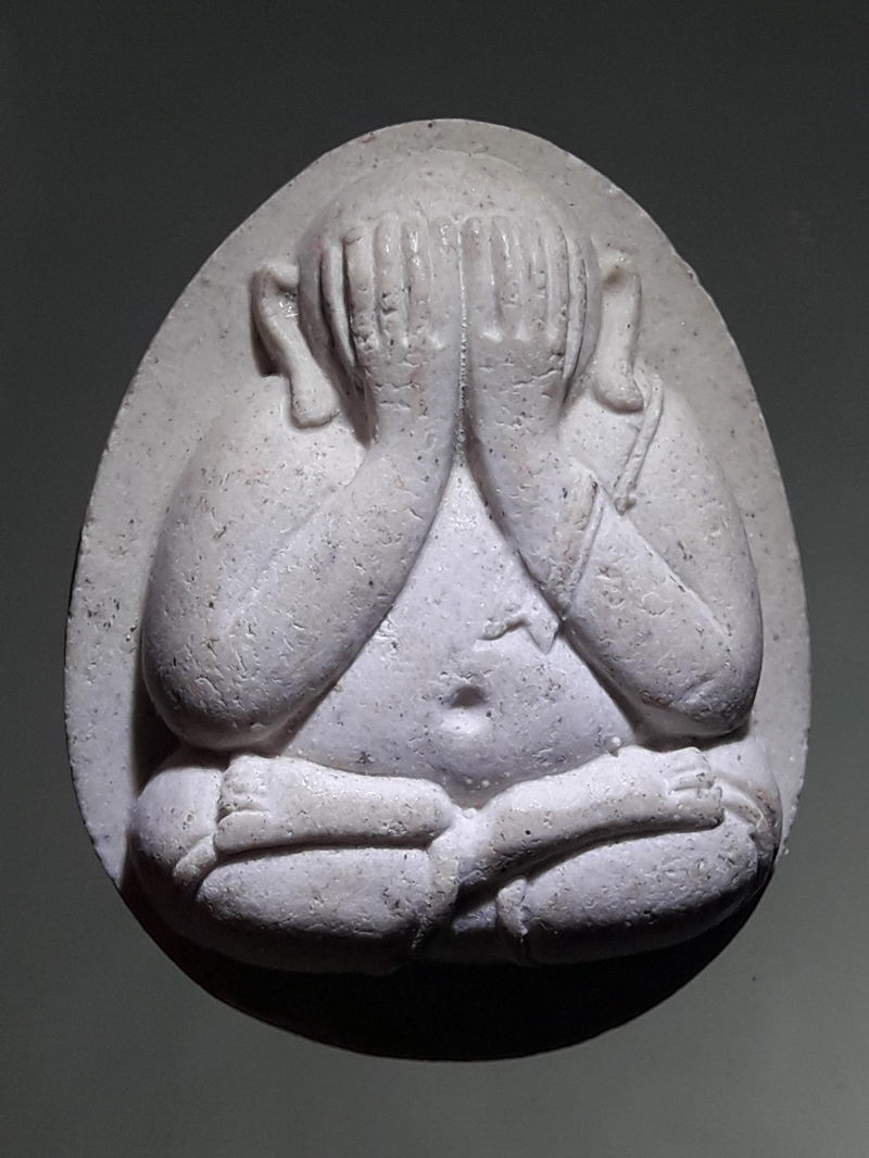 รหัสสินค้า พระเนื้อดิน ผง ว่าน 10461 พระปิดตามหาลาภ หลวงพ่อประสิทธิ์ ปุญญมากโร ปี.๒๕๕๔ ด้านหลังบรรจุปฐวีธาตุ ออกวัดศรีมุงเมือง ทำบุญสร้าง มหาวิหารไทลื้อปุญญมากโร จ.เชียงใหม่