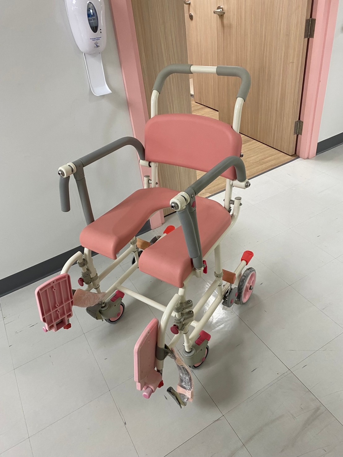 รถเข็นคร่อมสุขภัณฑ์ อาบน้ำ นั่งถ่าย อเนกประสงค์ Matsunaga Wheelchair รุ่น SW21W (入浴関連) แบรนด์จากประเทศญี่ปุ่น (รุ่นยอดนิยม)