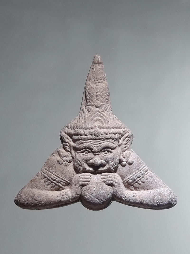 รหัสสินค้า พระเนื้อดิน ผง ว่าน 10523 พระราหูเทวา เนื้อผง วัดสิงห์ทอง จังหวัดลพบุรี สร้างปี 2548