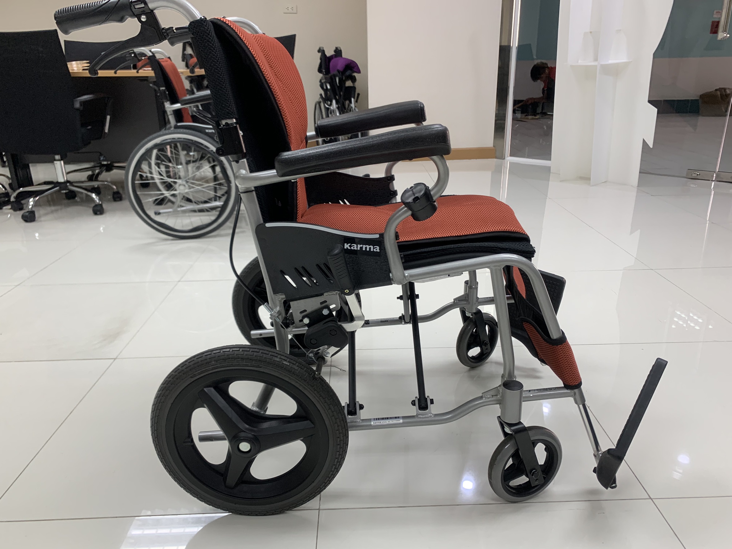 รถเข็นวีลแชร์น้ำหนักเบา อลูมินัมอัลลอยด์คาร์ม่า รุ่น S-Ergo 205 F14 (WheelChair KARMA S-Ergo 205 F14) กะทัดรัด พกพาสะดวก ของแท้ รับประกันศูนย์ไทย 5 ปี