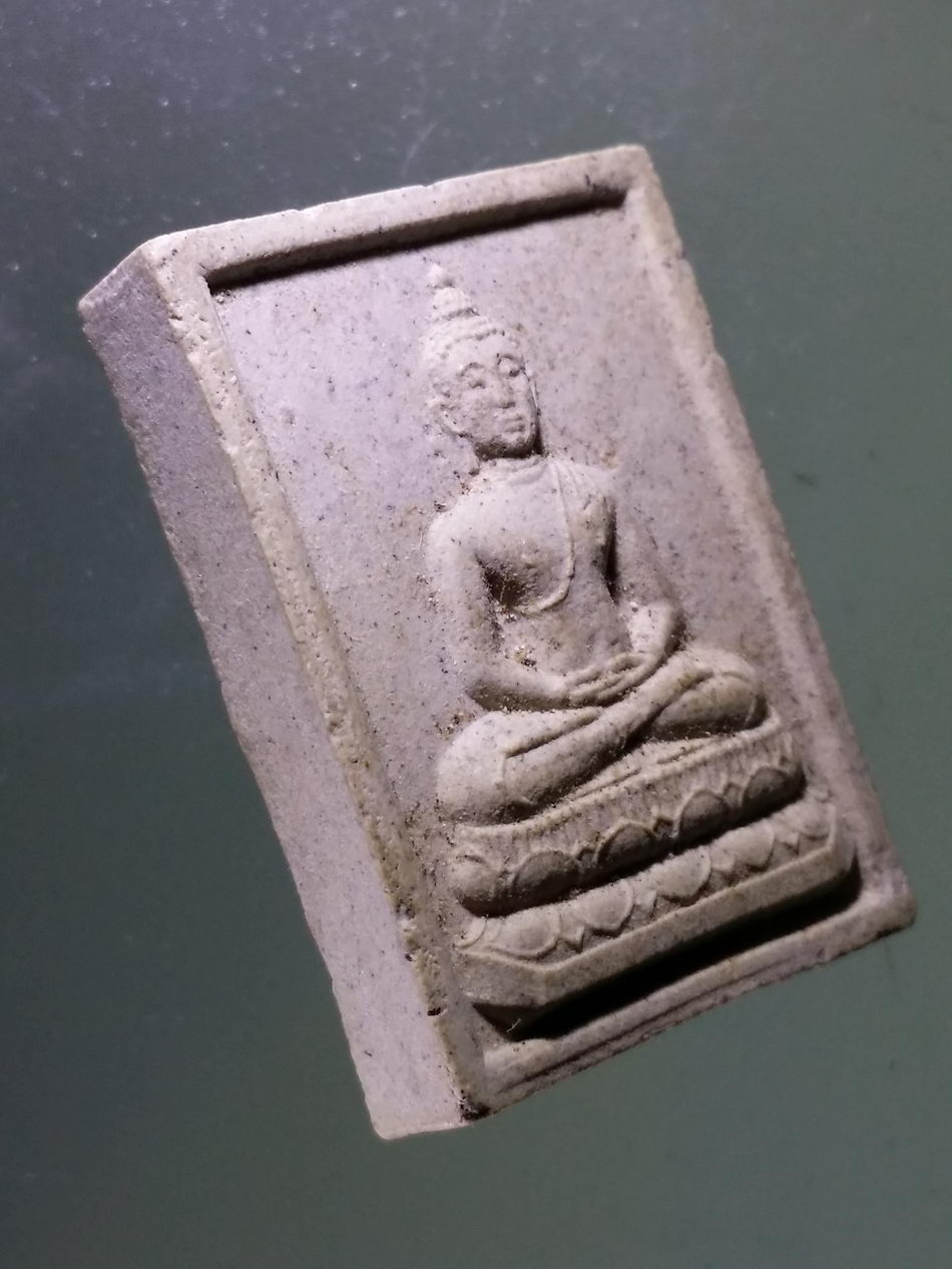 Antig Pim 400 พระพุทธสิหิงค์ เนื้อผง หลังยันต์พุทโธ และกงล้อธรรมจักร สร้างปี 2553 ไม่ทราบที่