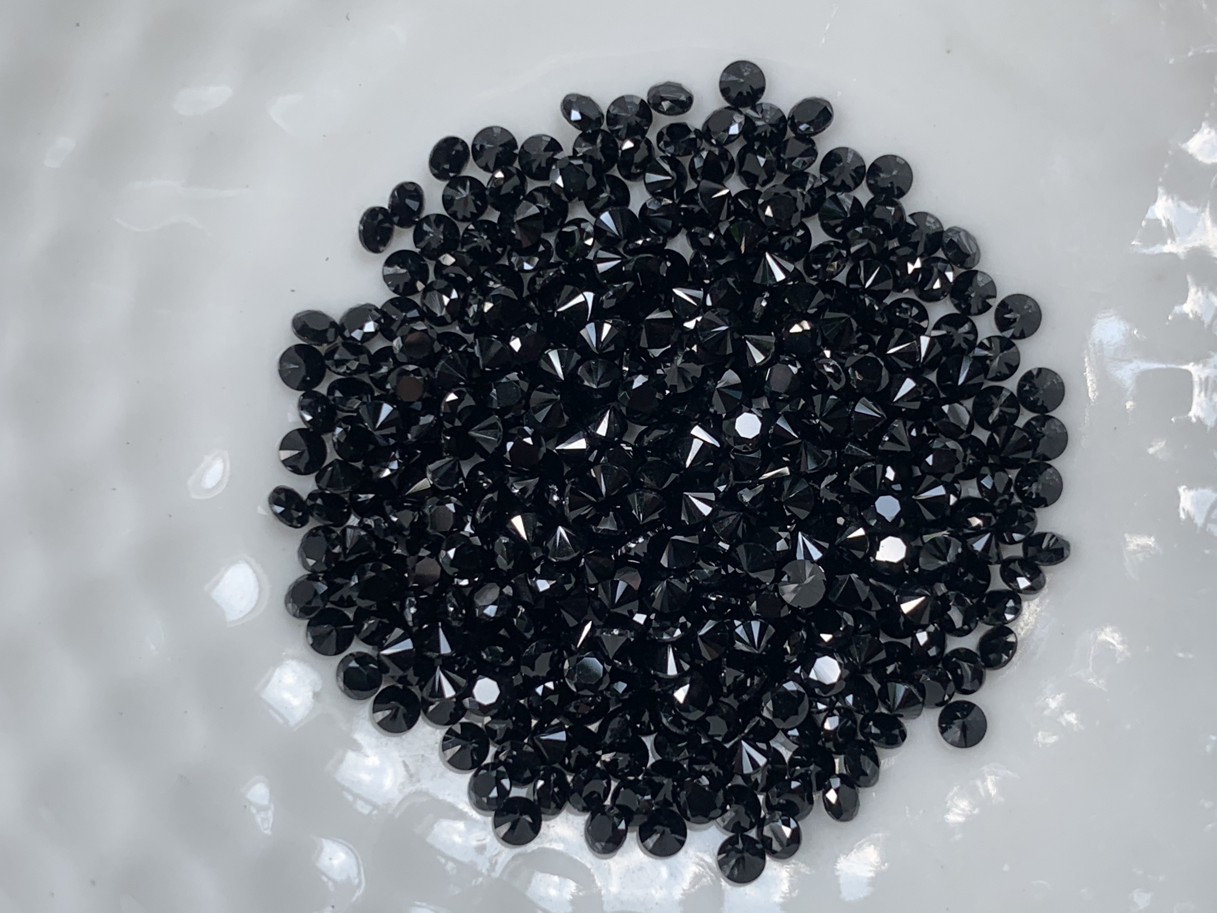 Black spinel นิลกลม 2.0 มม. 5 กะรัต