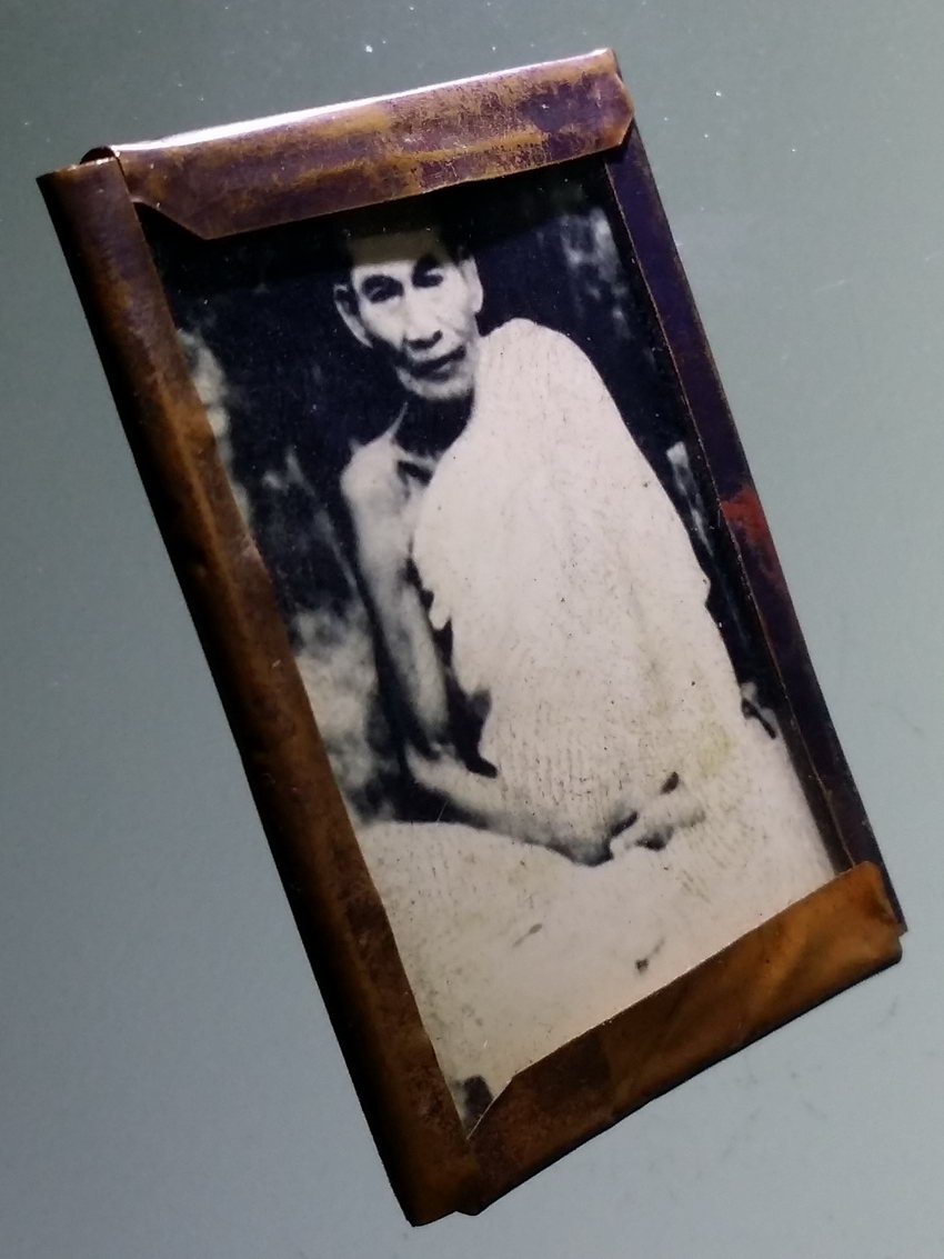 Antig LSD 026 ภาพถ่ายขาวดำ หลวงพ่อเคลือบ วัดหนองกระดี่ อ.ทัพทัน จ.อุทัยธานี ภาพเก่า หุ้มทองแดง ภาพคมชัด มีอายุครับ