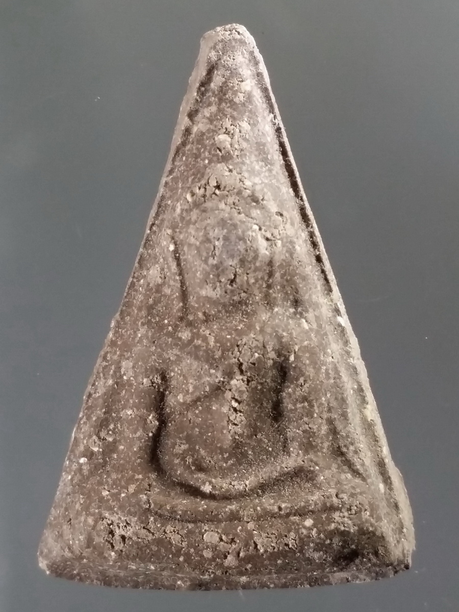 รหัสสินค้า พระมีกล่อง 492 พระนางพญาเนื้อดินเผา เนื่องในงานสร้างลานปฏิบัติธรรม สำนักสงฆ์ โภณโปร่งแดงน้ำเค็ม หมู่ 3 บ้านน้ำหัก ตำบลบ้านยาง อำเภอวัดโบสถ์ จังหวัดพิษณุโลก