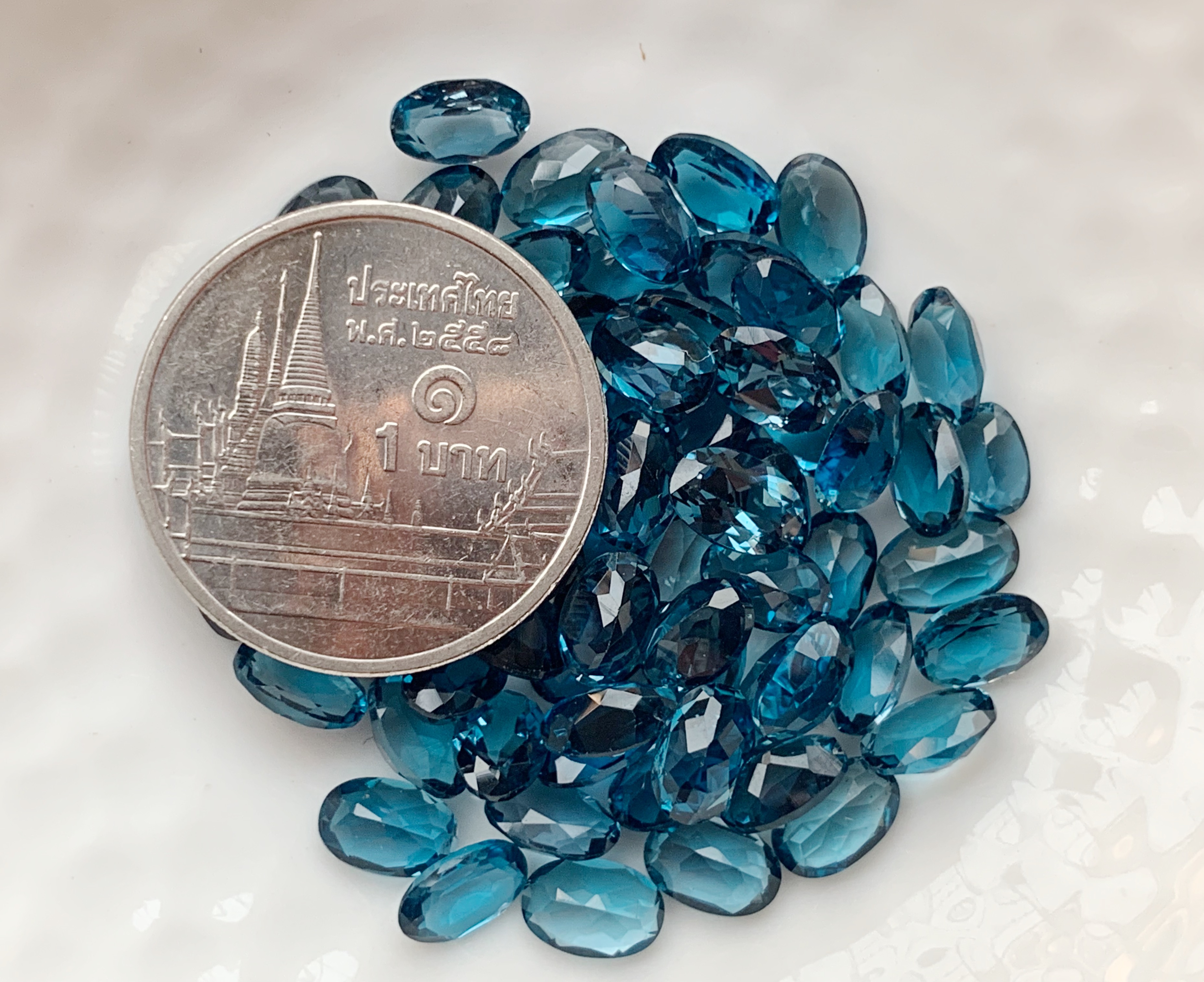 ลอนดอนบลูโทปาสไข่ 6X4 มม. 5 กะรัต