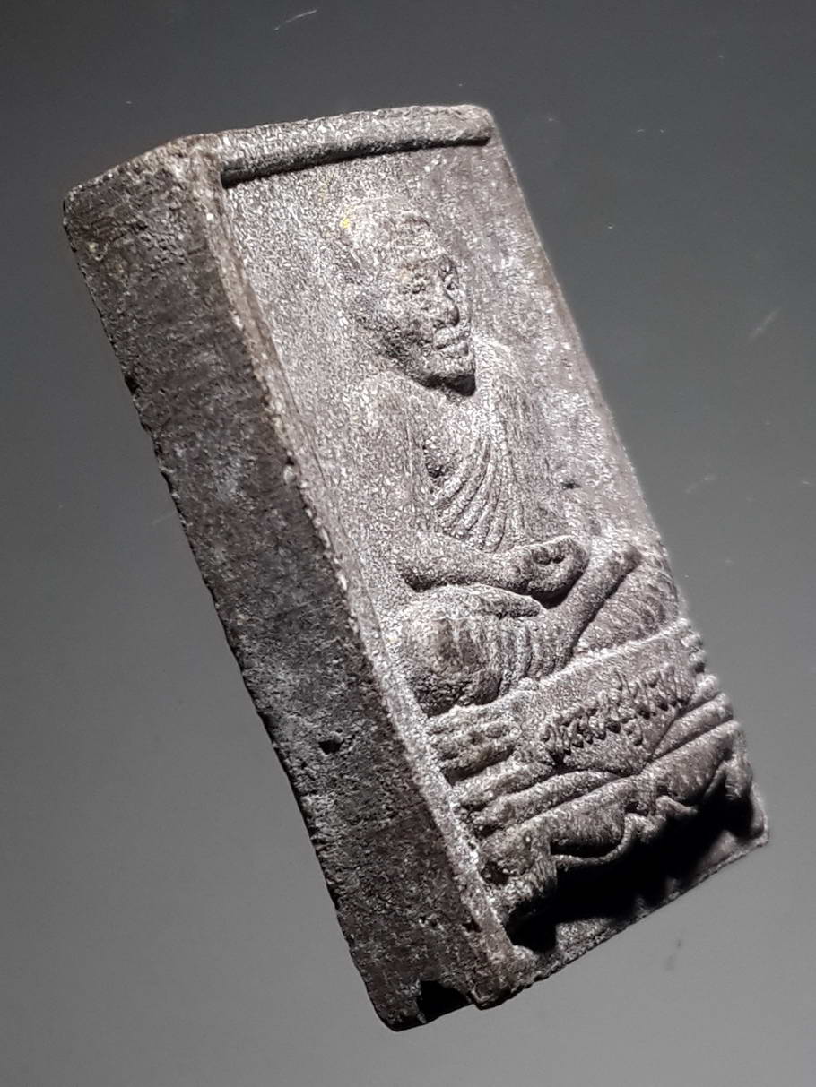 รหัสสินค้า หลวงปู่ทวด วัดต่างๆ 324 หลวงปู่ทวด วัดช้างให้ จังหวัดปัตตานี เนื้อว่าน พิมพ์สี่เหลี่ยมหลังยันต์นะ