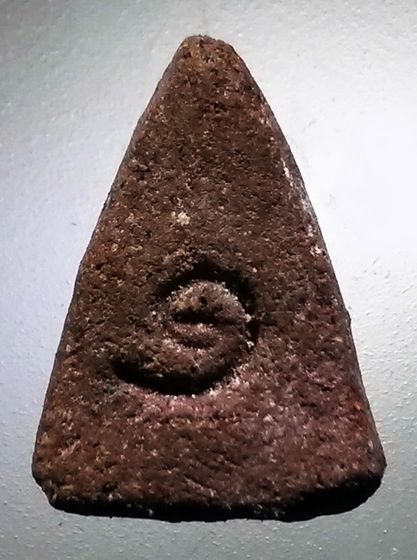 รหัสสินค้า พระไม่ทราบที่ 518 พระนางพญาเนื้อว่าน ไม่ทราบที่ ตามผิวมีจุดสีเขียวตามซอก องค์จริงสวยกว่าในรูป พระรายการนี้ให้เช่าบูชาแล้ว