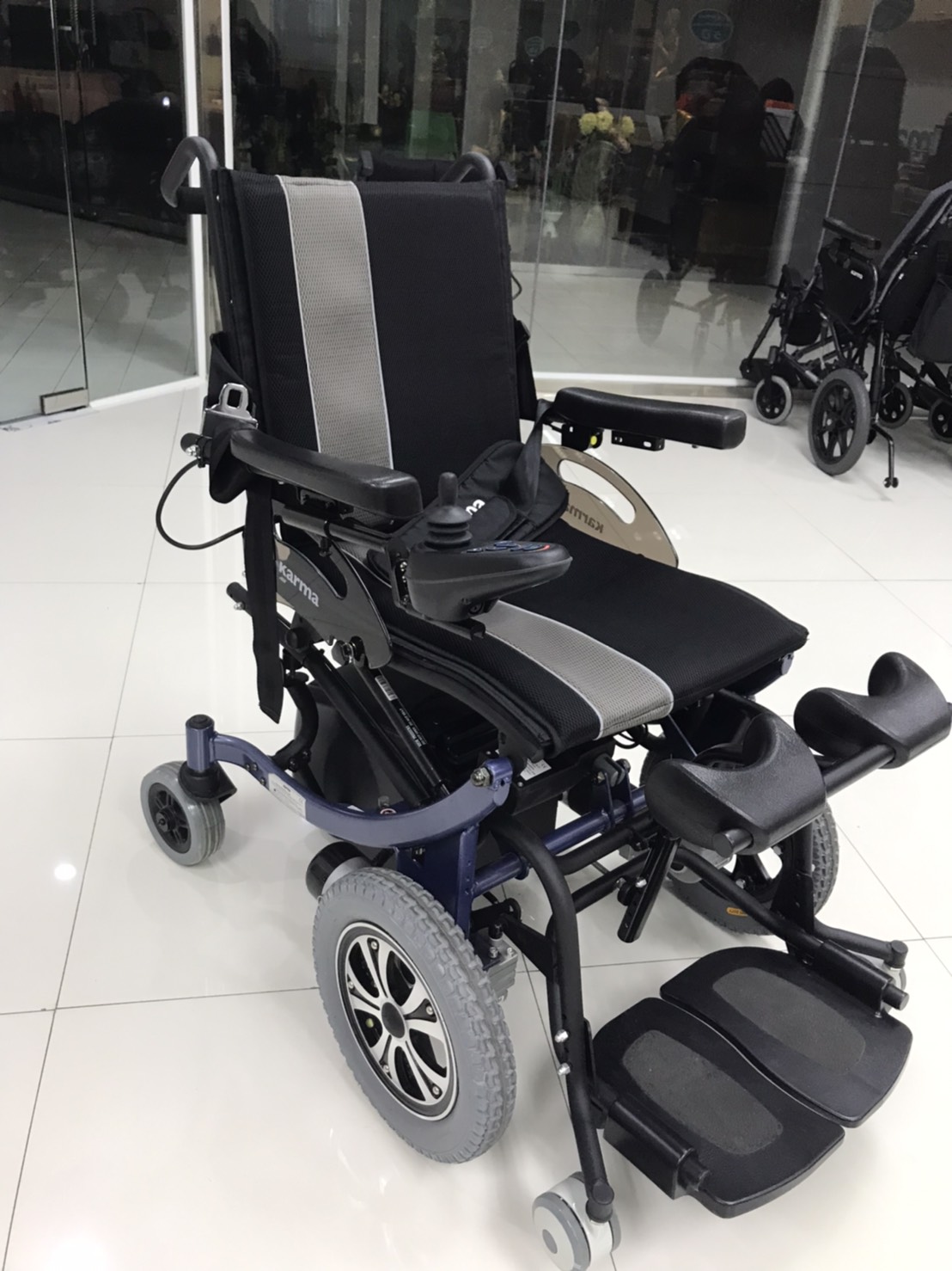 รถเข็นไฟฟ้าคาร์ม่า รุ่น KP80 (Karma Ergo Stand) ปรับยืน-นั่งได้ ขณะยืนสามารถขับเคลื่อนรถไปมาได้ ของแท้ รับประกันศูนย์ไทย 5 ปี