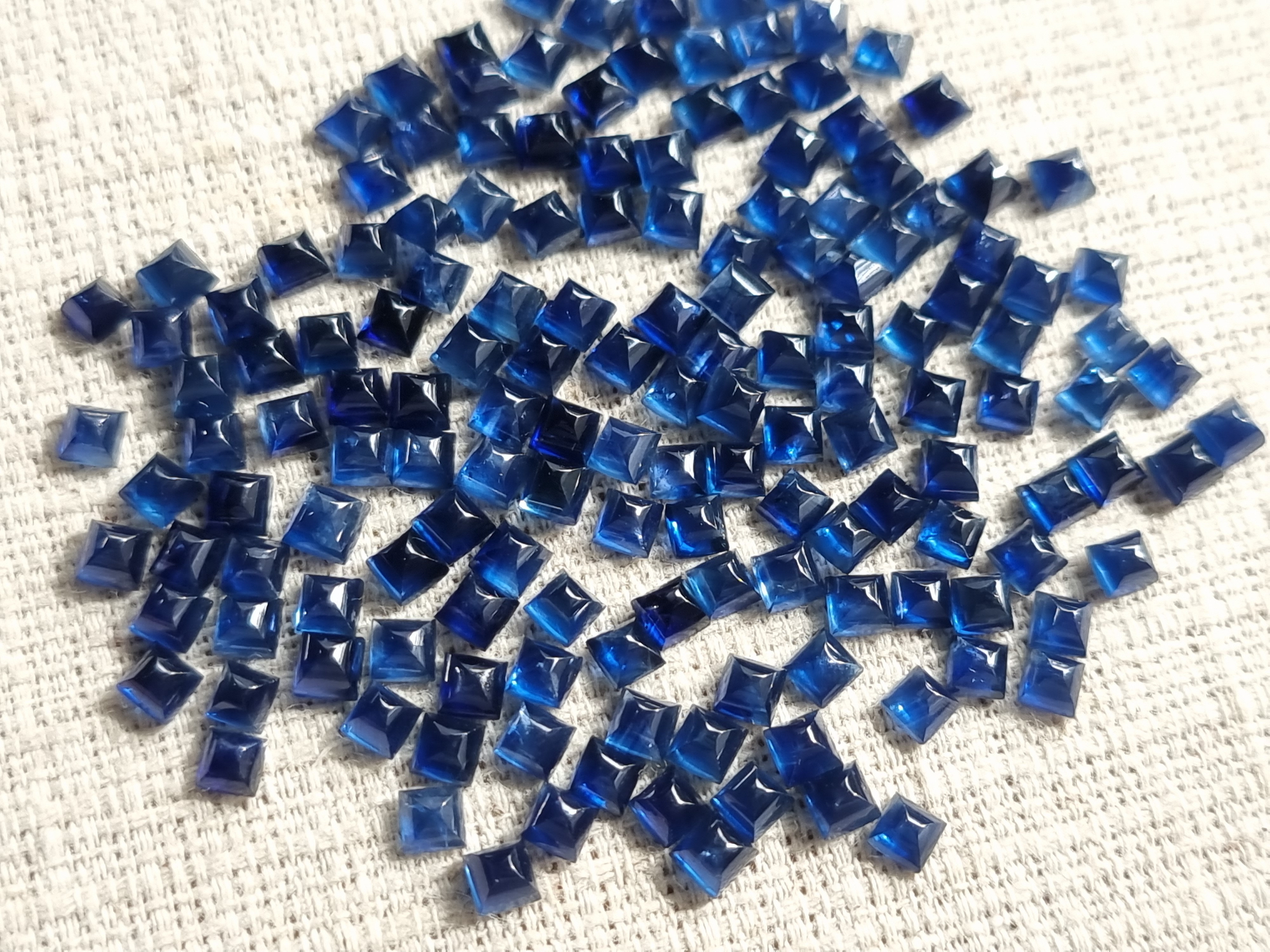 Blue sapphire ไพลินหลังเบี้ยสี่เหลี่ยม 3×3 มม. 1 กะรัต
