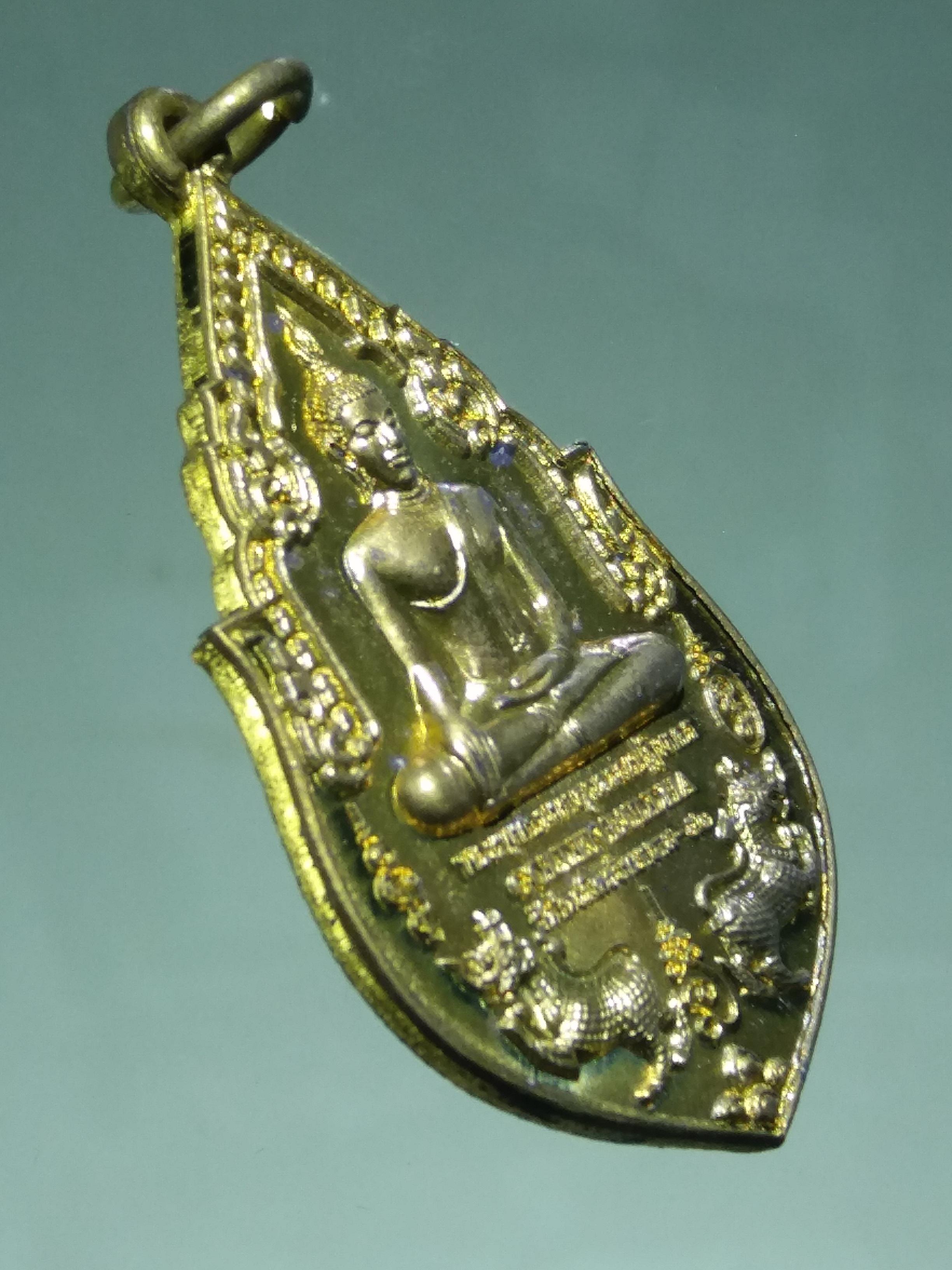 รหัสสินค้า พระมีกล่อง 192 เหรียญทองฝาบาตรพระประจำวันเกิดหนุนดวง 12 ราศี หลวงพ่อทองคำ วัดไตรมิตรวิทยาราม สร้างศูนย์ปฏิบัติธรรม ธรรมบันดาล วัดไตรมิตรวิทยาราม อำเภอปากช่อง จังหวัดนครราชสีมา สร้างปี 2553 ตอกโค๊ต ด้านหลัง