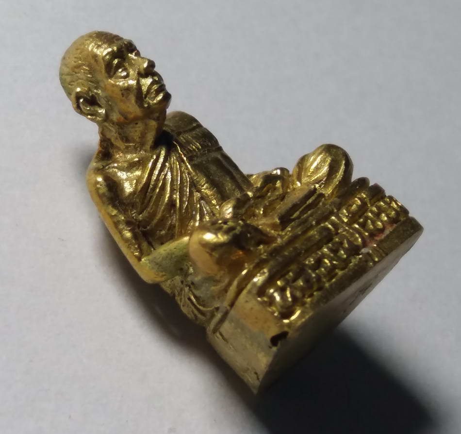 รหัสสินค้า พระมีกล่อง 129 รูปหล่อหลวงพ่อเขียน สำนักขุนเณร ออกวัดเขาทราย อำเภอทับคล้อ จังหวัดพิจิตร รุ่นบูรณะปฏิสังขรณ์โบสถ์วัดเขาทราย ที่ระลึกกฐินสามัคคีปี 2556 ตอกโค๊ตที่ใต้ฐาน