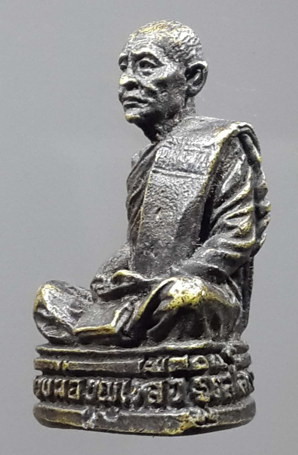 รหัสสินค้า พระกริ่ง พระหล่อ 205 รูปหล่อหลวงพ่อบุญเหลือ วัดคุ้งใหญ่ เนื้อทองเหลืองรมดำ หล่อตัน