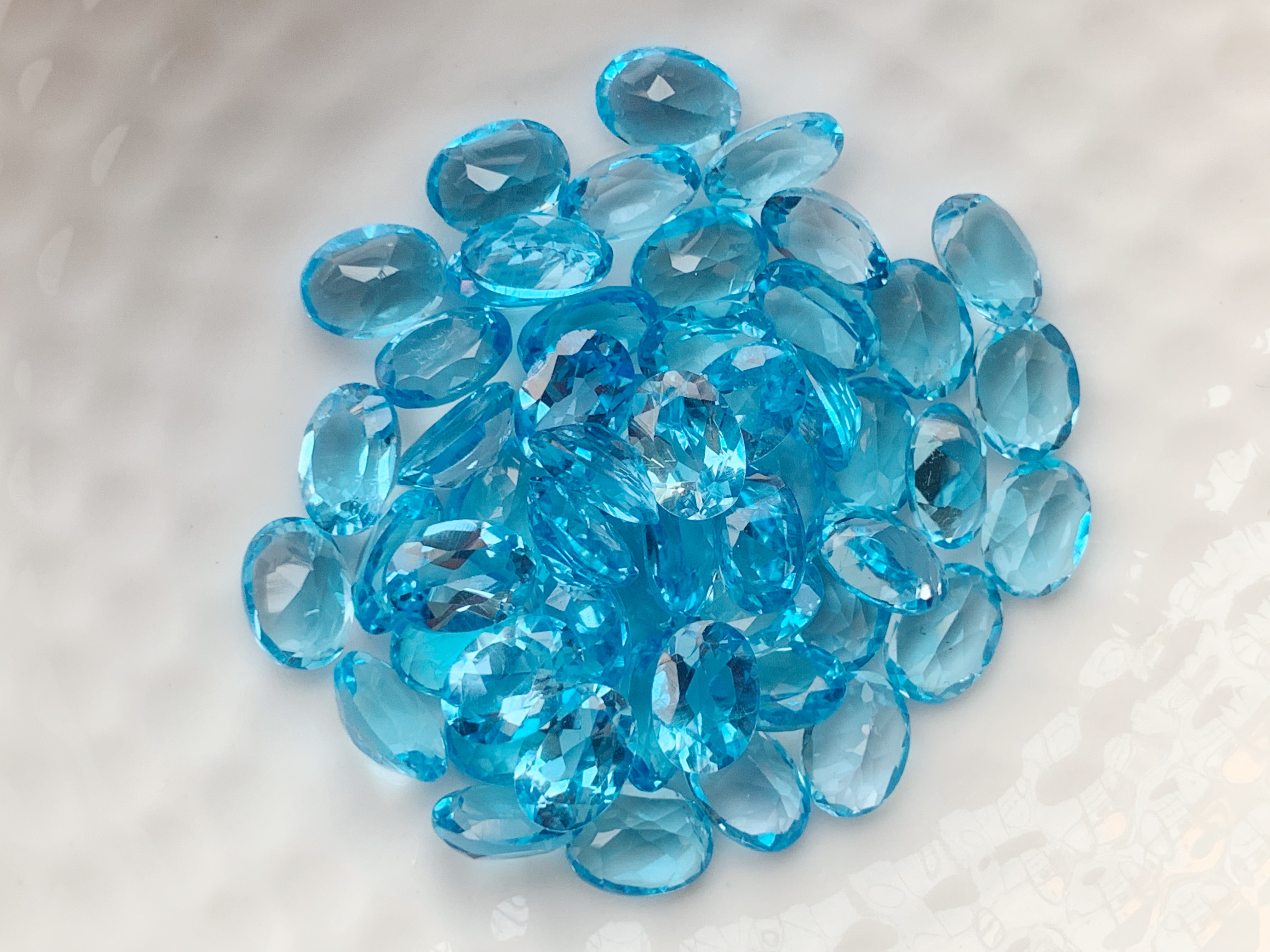 บลูโทปาสไข่ 7X5 มม. 5 กะรัต