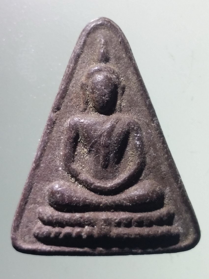 รหัสสินค้า พระไม่ทราบที่ 570 พระพุทธเนื้อผงสีน้ำตาล ปางสมาธิ หลังยันต์ดวง ไม่ทราบที่