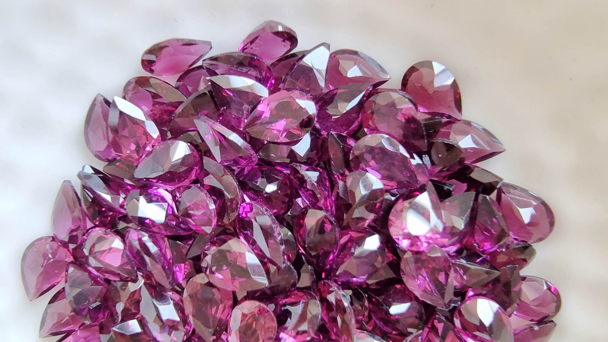 โรโดไลท์หยดน้ำ 6x4 mm. 5 กะรัต