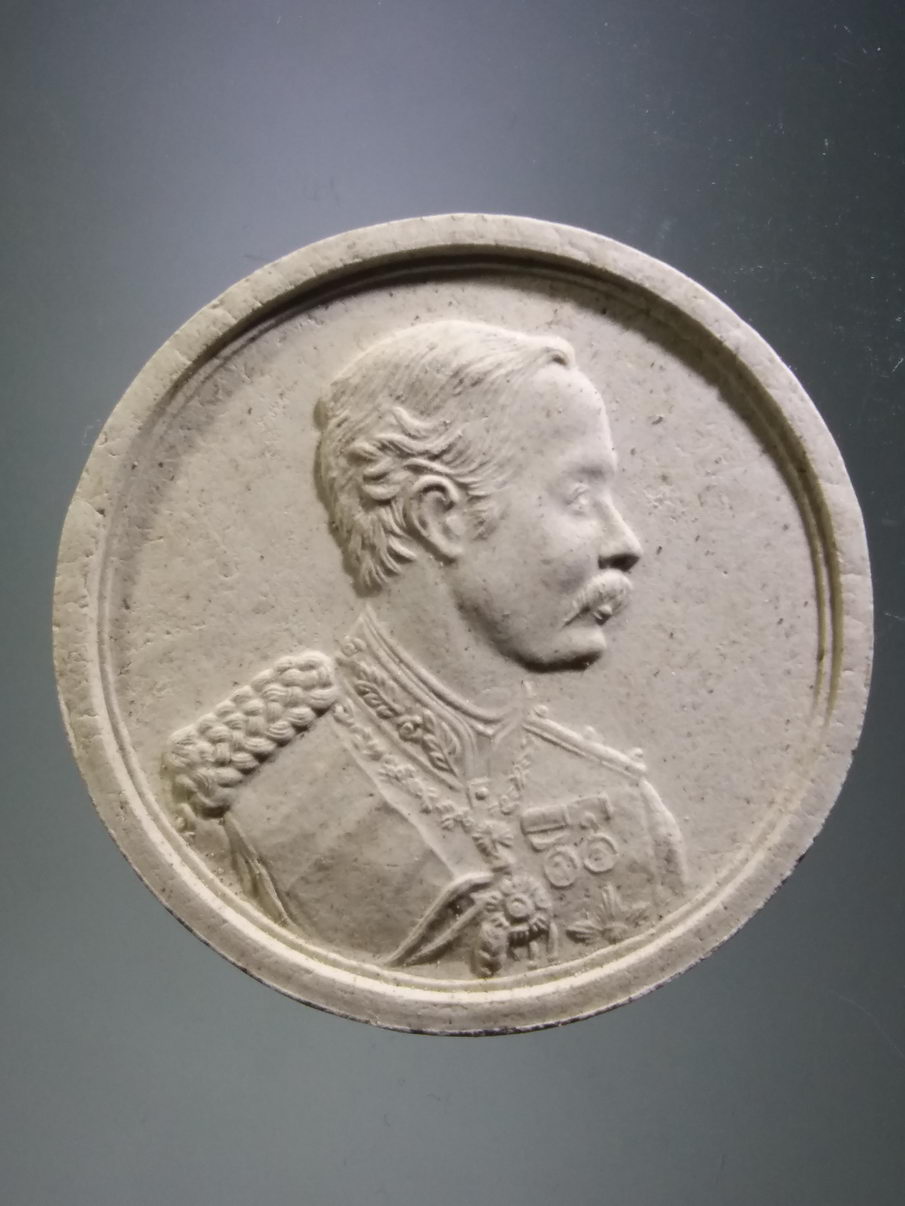 รหัสสินค้า พระมีกล่อง 3910 พระบาทสมเด็จพระจุลจอมเกล้าเจ้าอยู่หัวรัชกาลที่ 5 ดวงมหาราช เนื้อผงจันทร์ลอย วัดหลวงฮอด ที่ระลึกสร้างพระมหาธาตุ ปี 2537