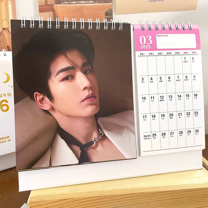 ปฏิทินตั้งโต๊ะ : จางหลิงเฮ่อ Zhang LingHe 2025-2026 *อ่านรายละเอียดสินค้าก่อนสั่งซื้อ*