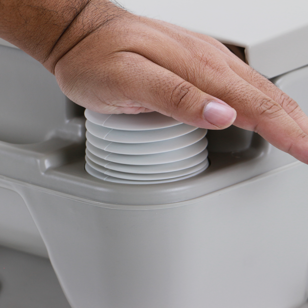 สุขาเคลื่อนที่ รุ่น P.4 ฝารองนั่งแบบวงกลม ความจุน้ำสะอาด 10 ลิตร ความจุของเสีย 10 ลิตร ฟรีสายฉีดชำระ