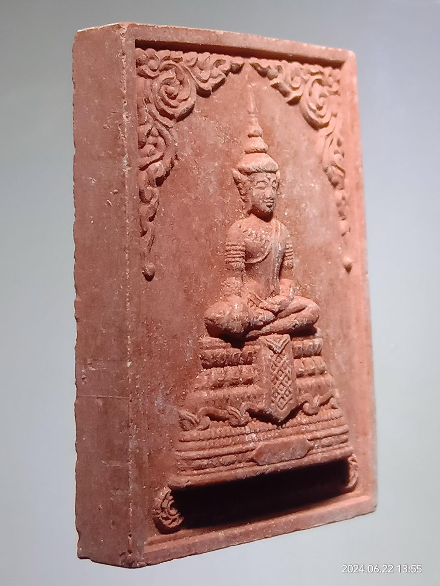 รหัสสินค้า พระเนื้อดิน เนื้อผง เนื้อว่าน 119 พระพุทธเมตตาเสนานาถ เนื้อผงสีแดง หลัง ภปร. กองทัพบกจัดสร้าง โดยได้รับพระบรมราชานุญาต